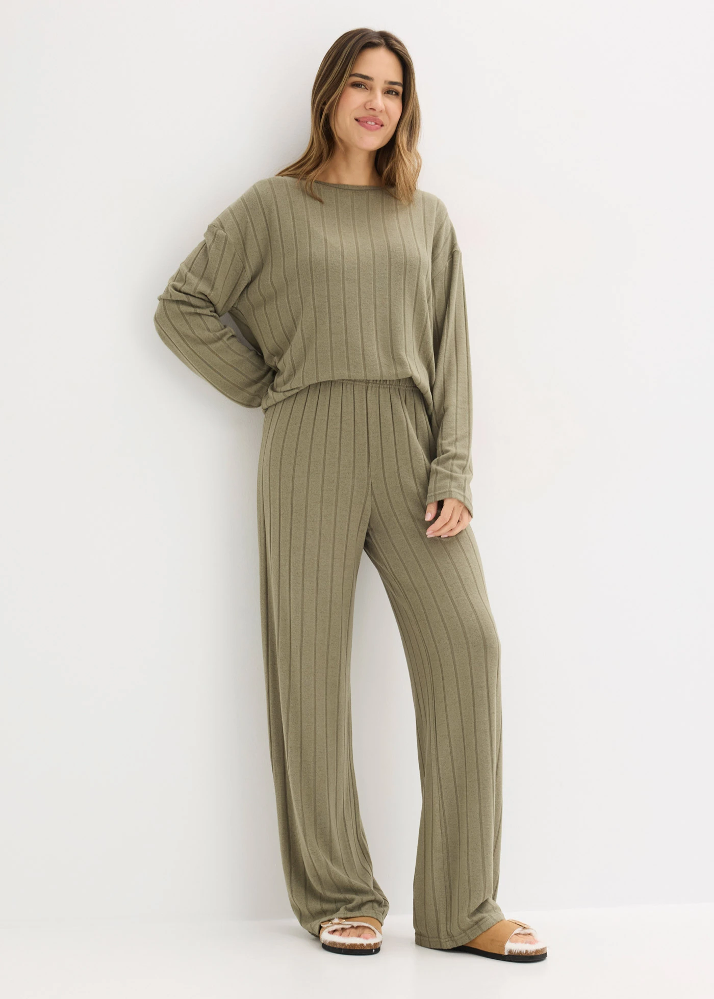 Costum de casă din material moale ripsat • oliv • magazin bonprix