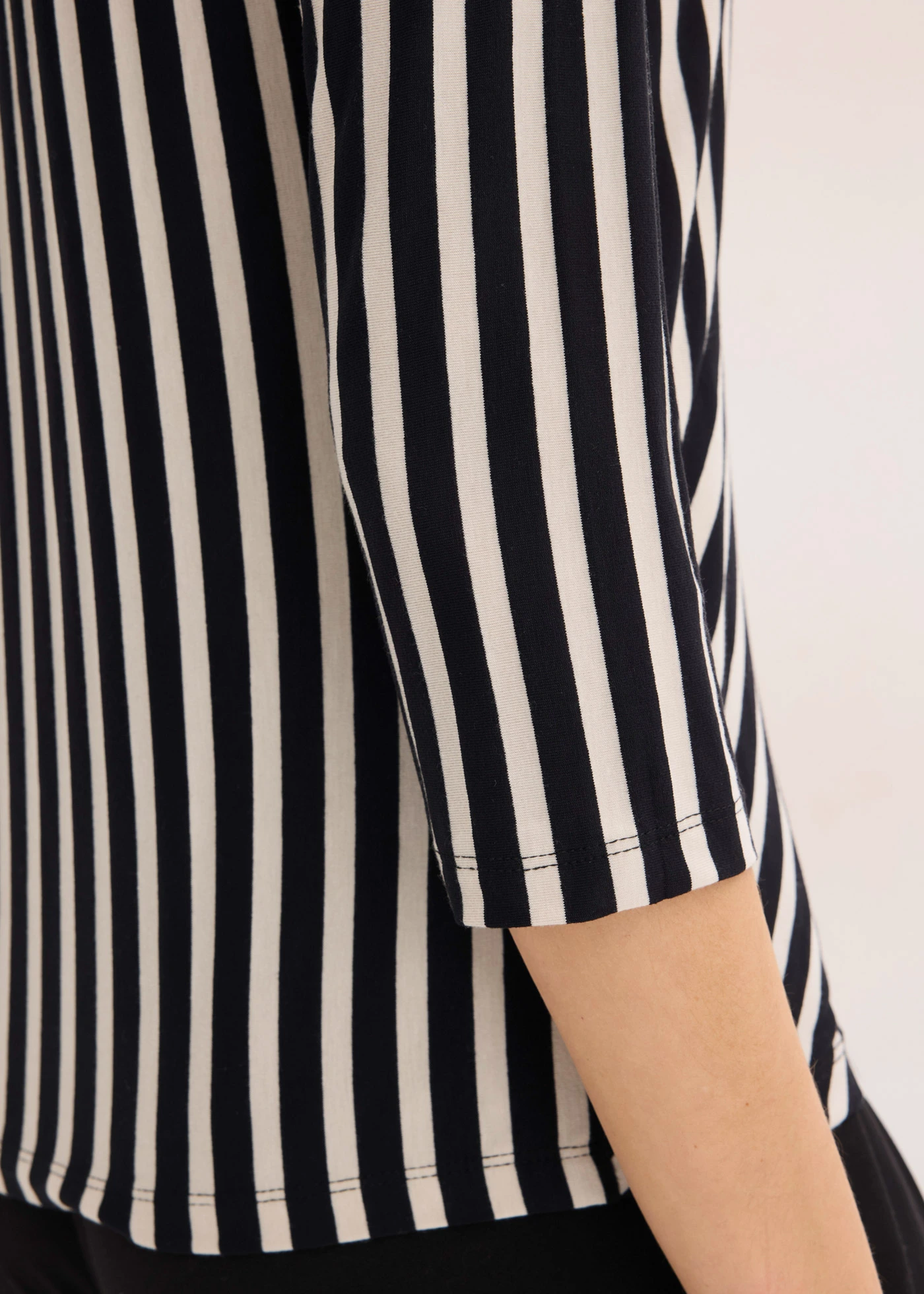 T-shirt doux • noir/blanc rayé • Boutique bonprix