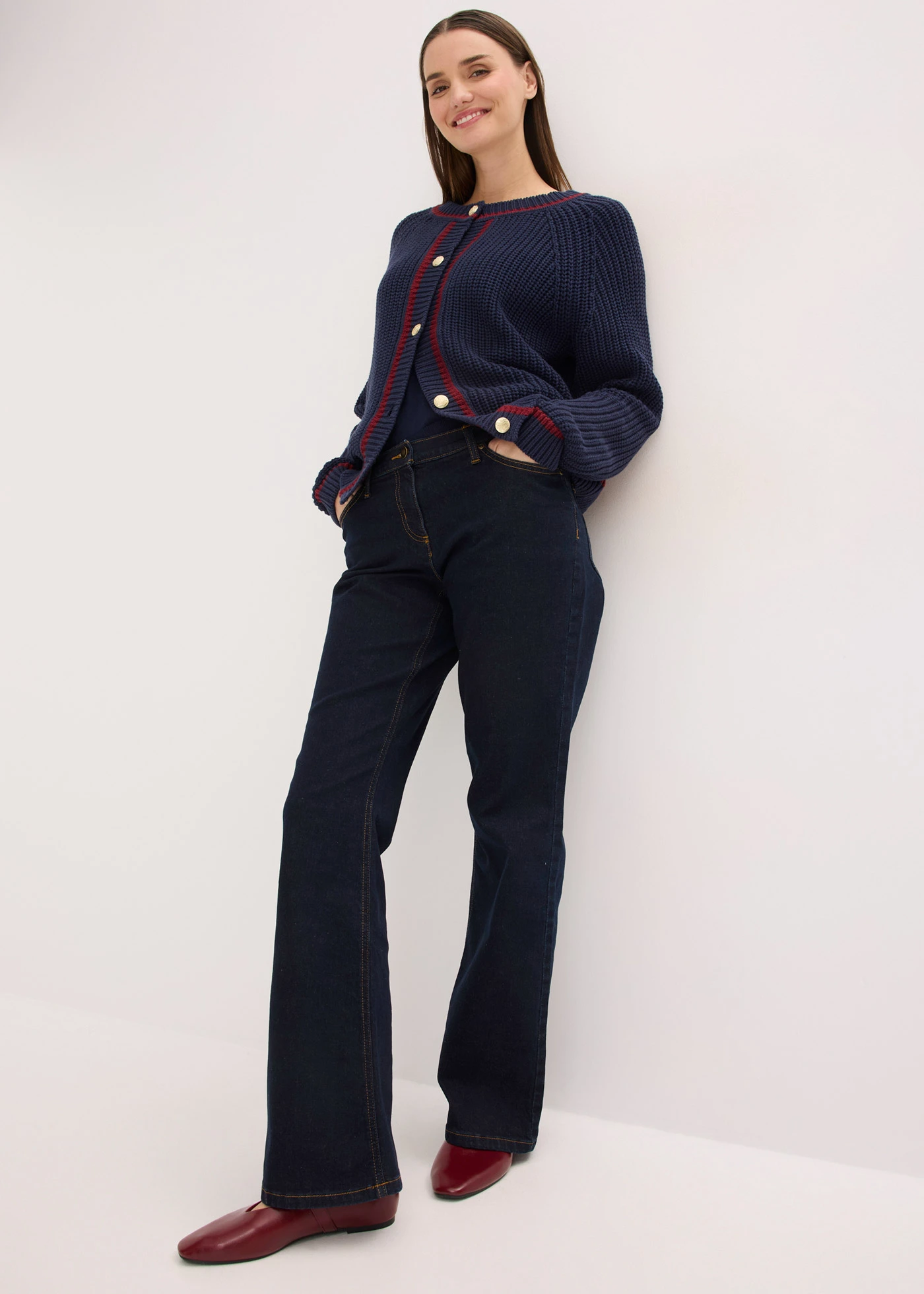 Pletený kabátek s proužky v kontrastní barvě • tmavě modro-rubínově červená • bonprix obchod