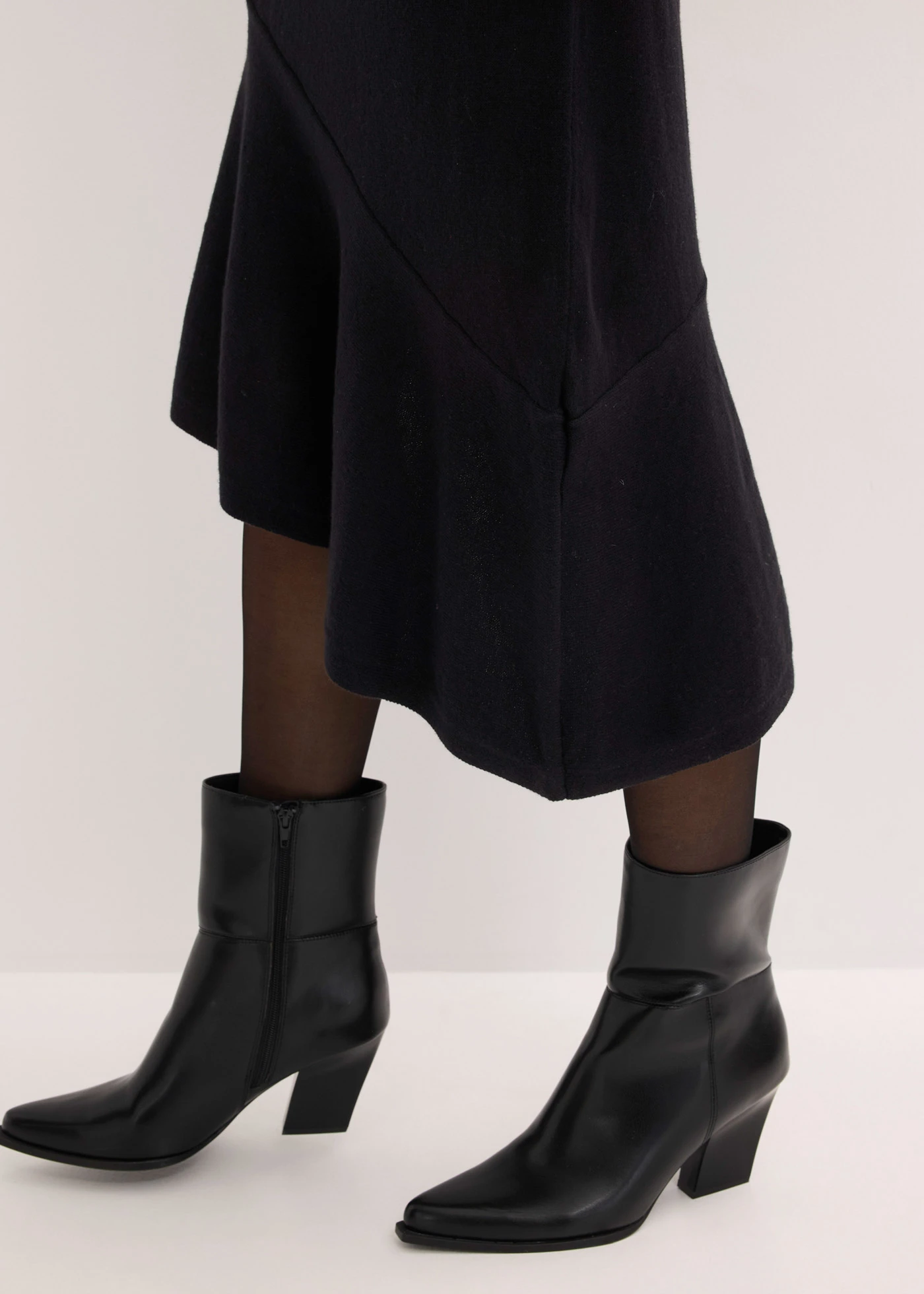 Kötött ruha aszimmetrikus szegéllyel, pamutból és kasmírból • fekete • bonprix áruház