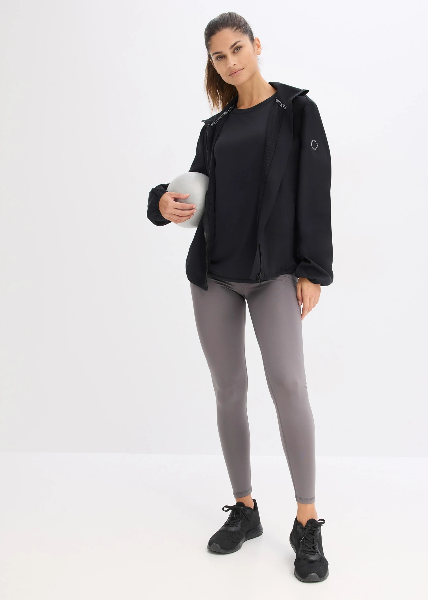 Jachetă funcțională de sport subțire, cu uscare rapidă • negru • magazin bonprix