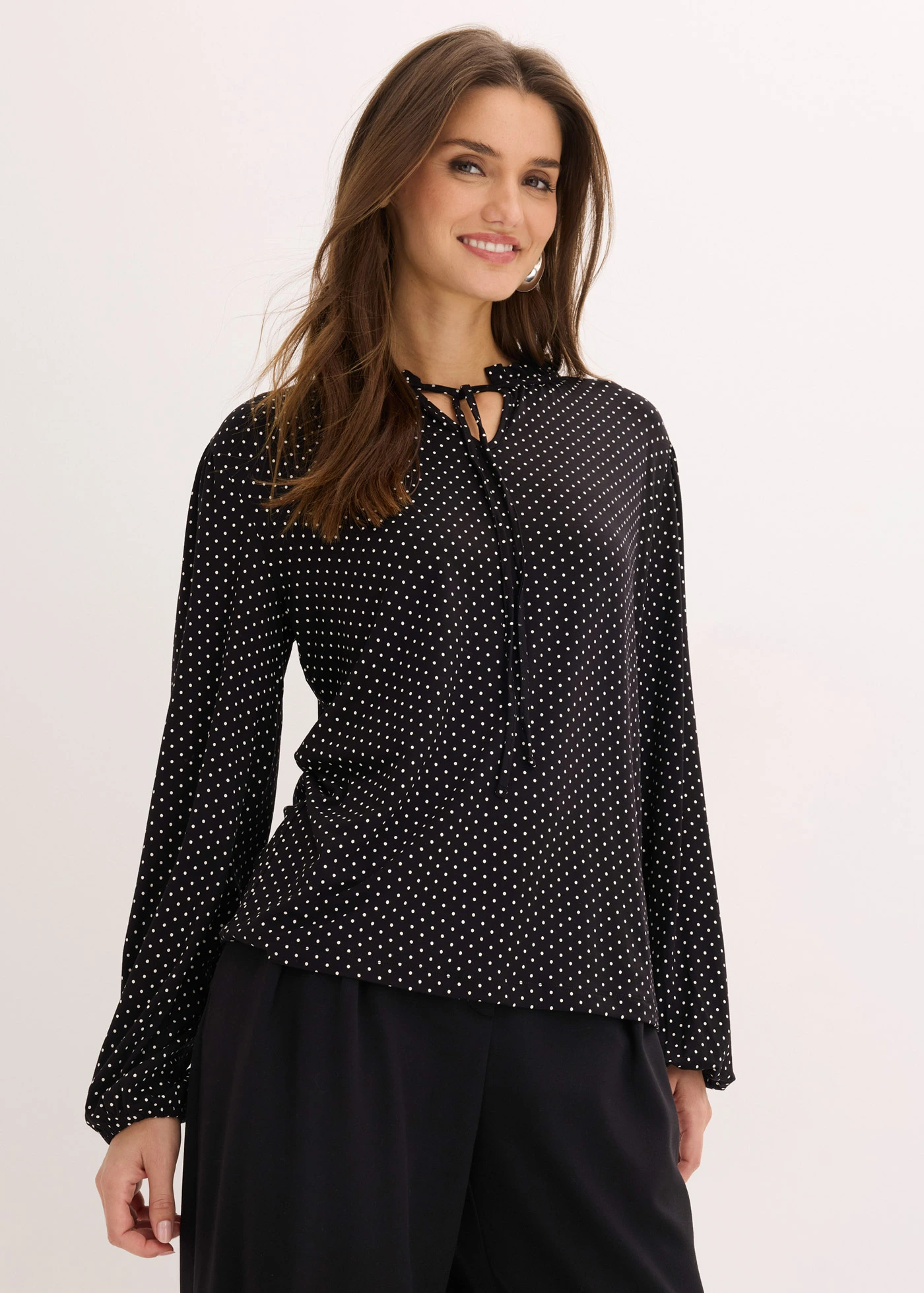 Longsleeve van viscosemix • zwart met witte stippen • bonprix online shop