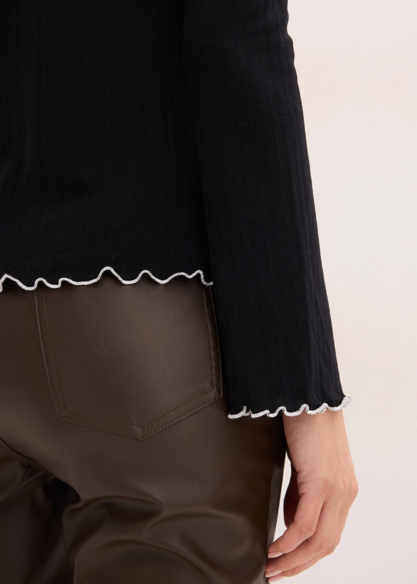 Geribd longsleeve met strikdetail • zwart met wolwit • bonprix online shop