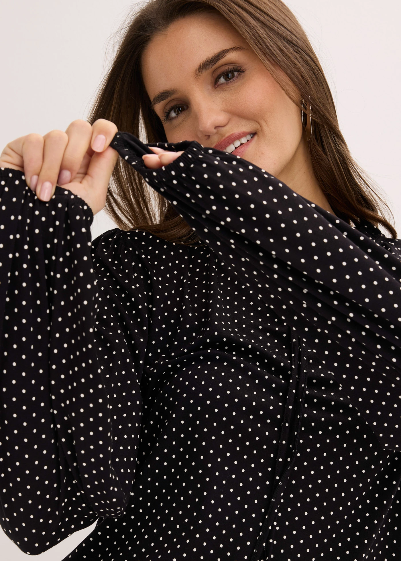 T-shirt manches longues en viscose extensible • noir pois blanc • Boutique bonprix