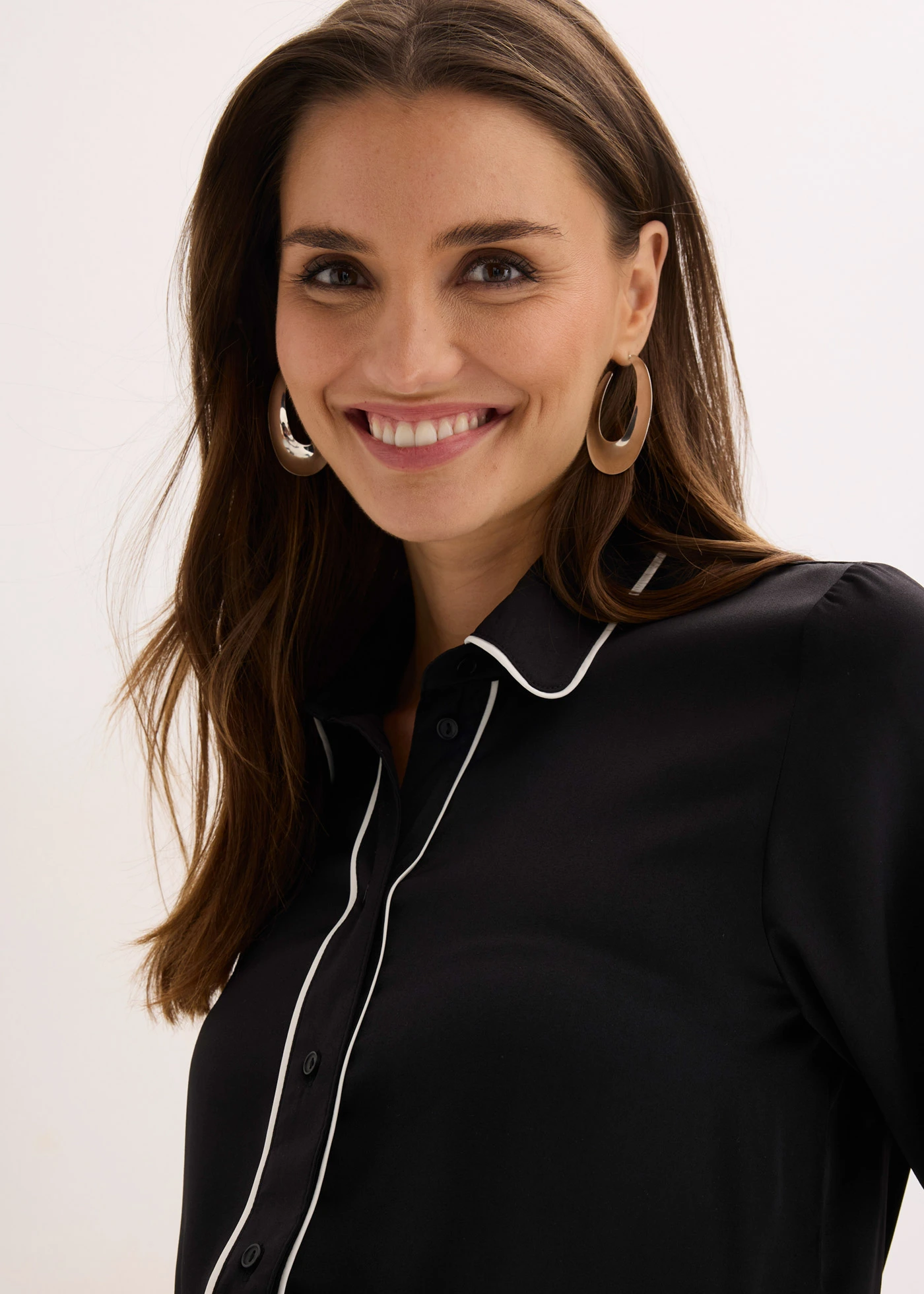 Košilová halenka ze splývavého saténu • černo-přírodní bílá • bonprix obchod