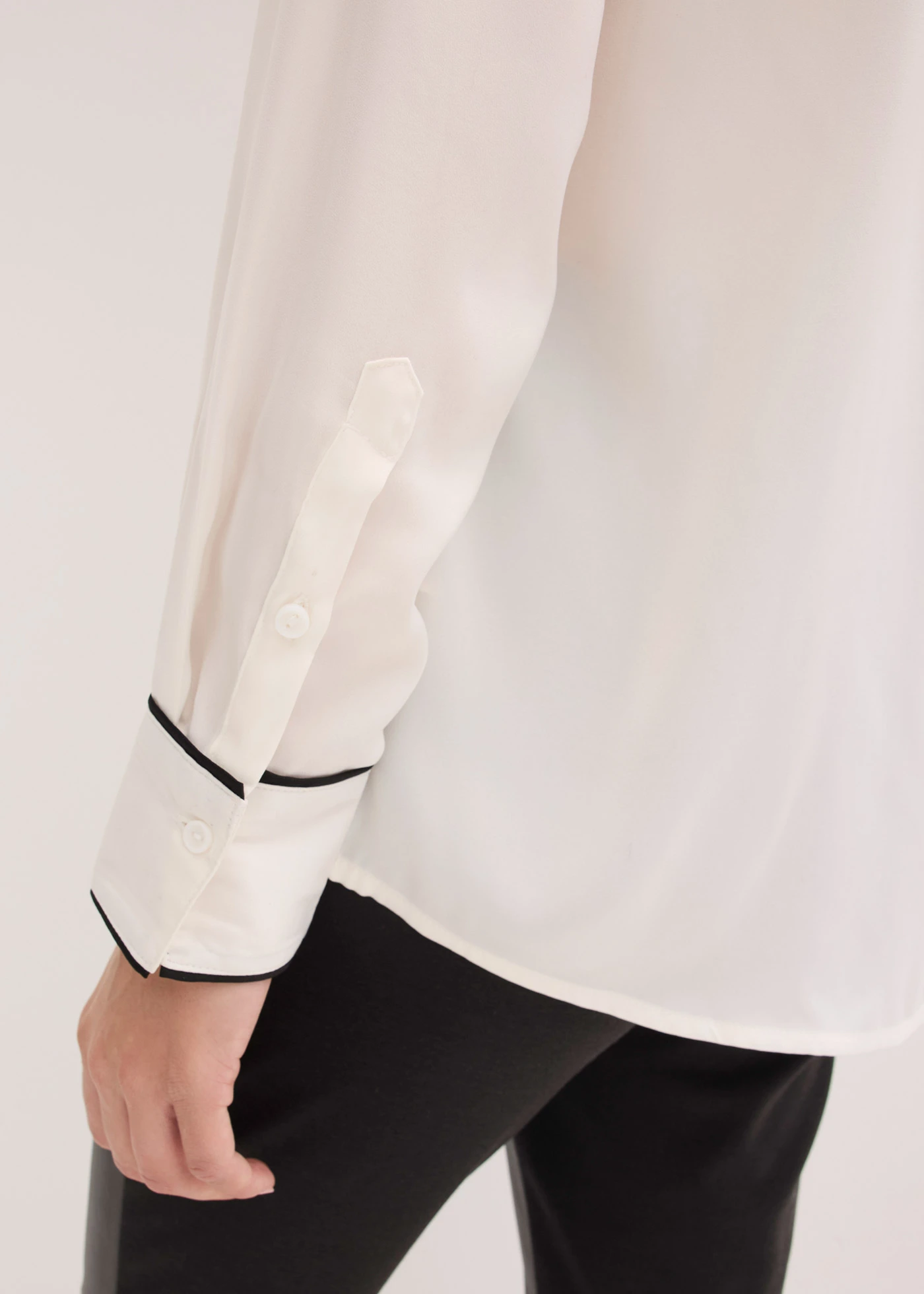 Bluză tip cămașă din satin fluid • ecru/negru • magazin bonprix