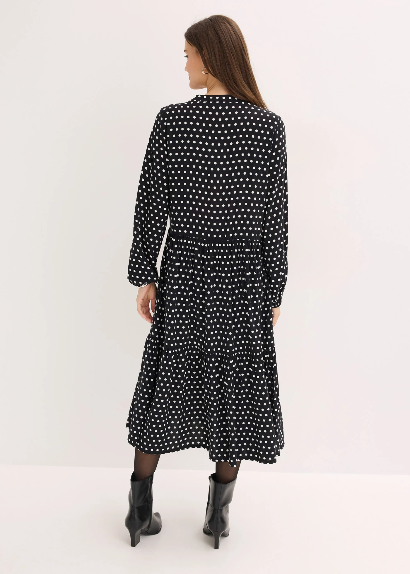 Rochie midi din viscoză fluidă • negru punctat • magazin bonprix