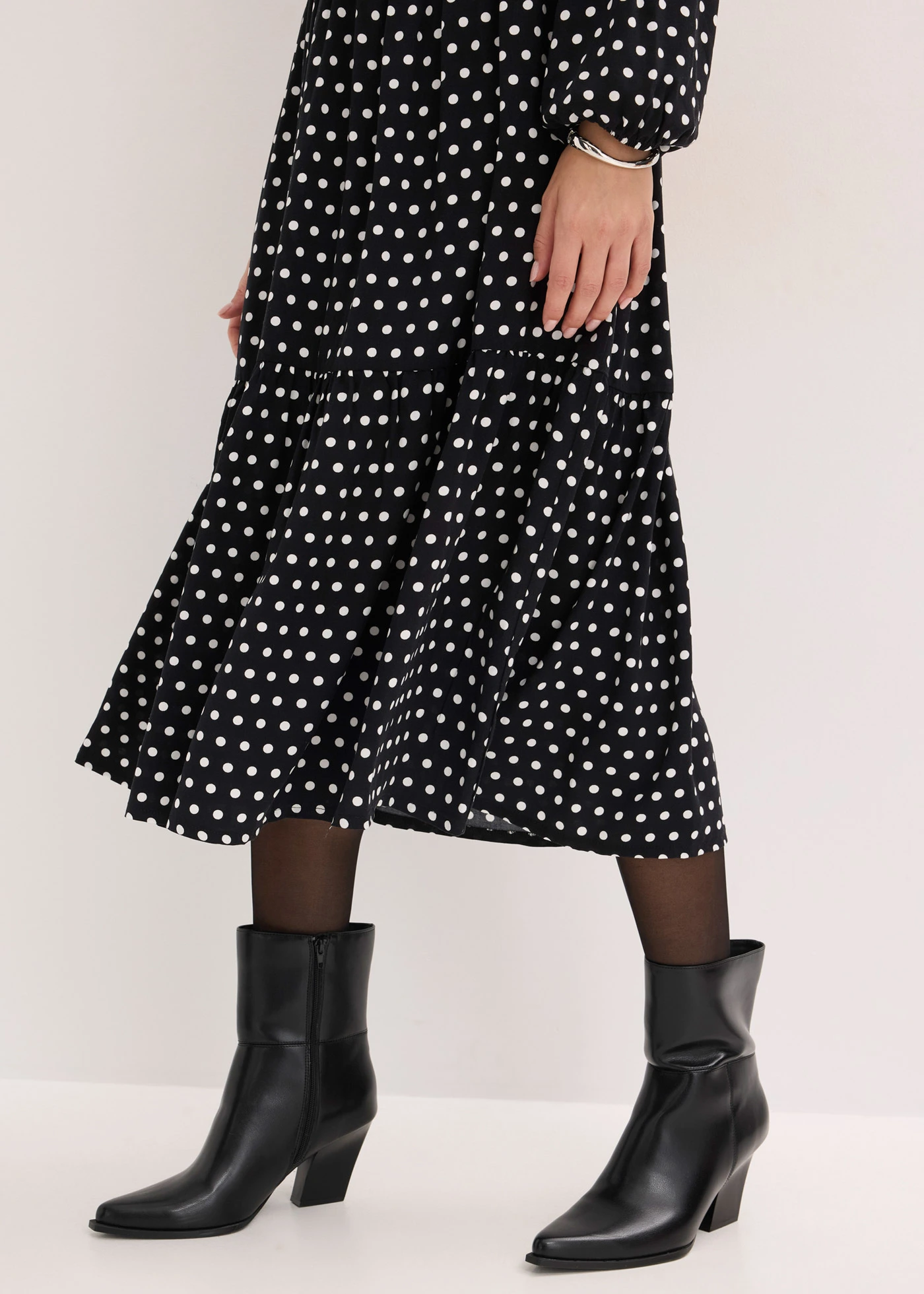Robe midi en viscose fluide • noir pois • Boutique bonprix