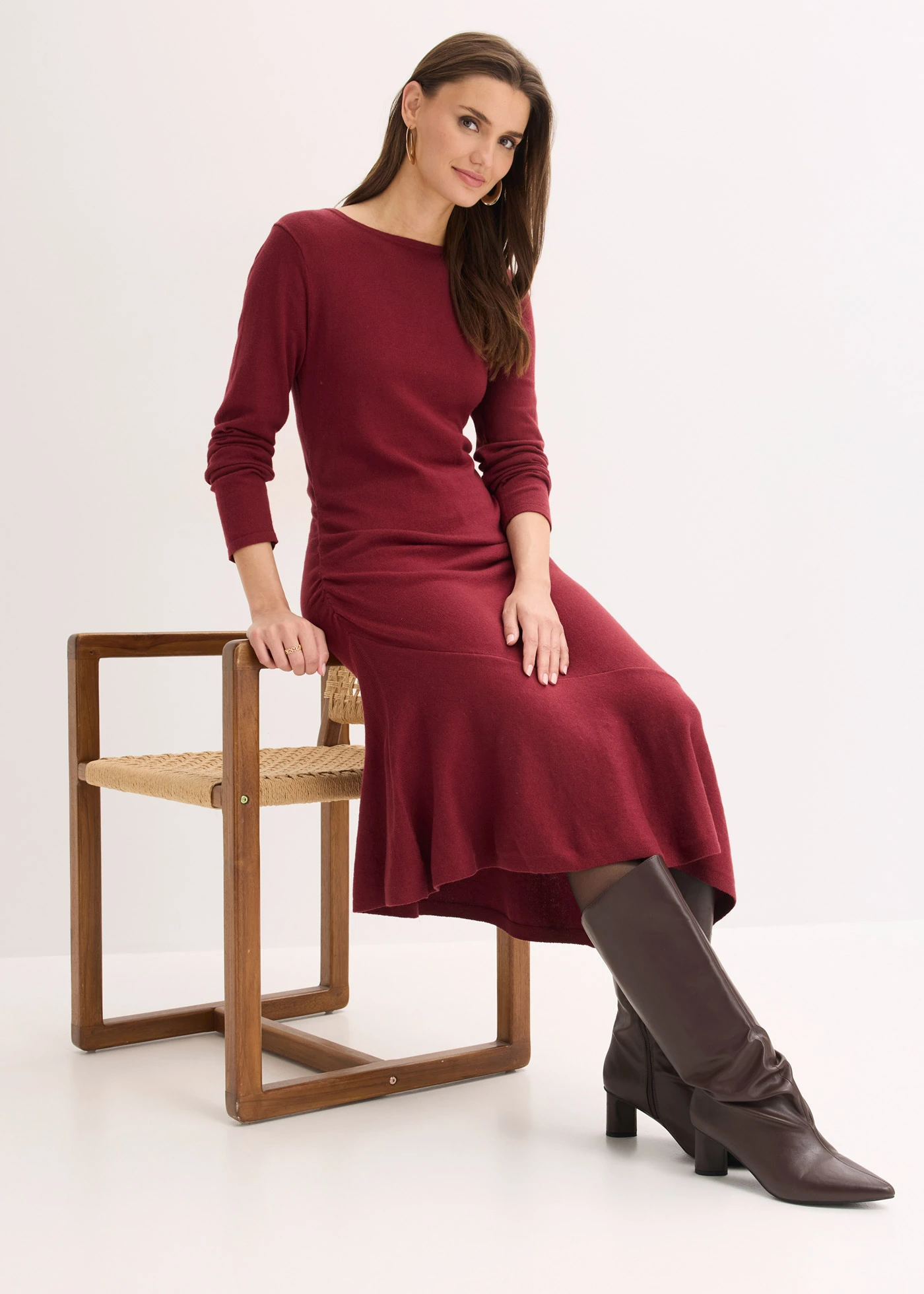 Rochie tricotată cu tiv asimetric, din bumbac și cașmir • roșu rubiniu • magazin bonprix