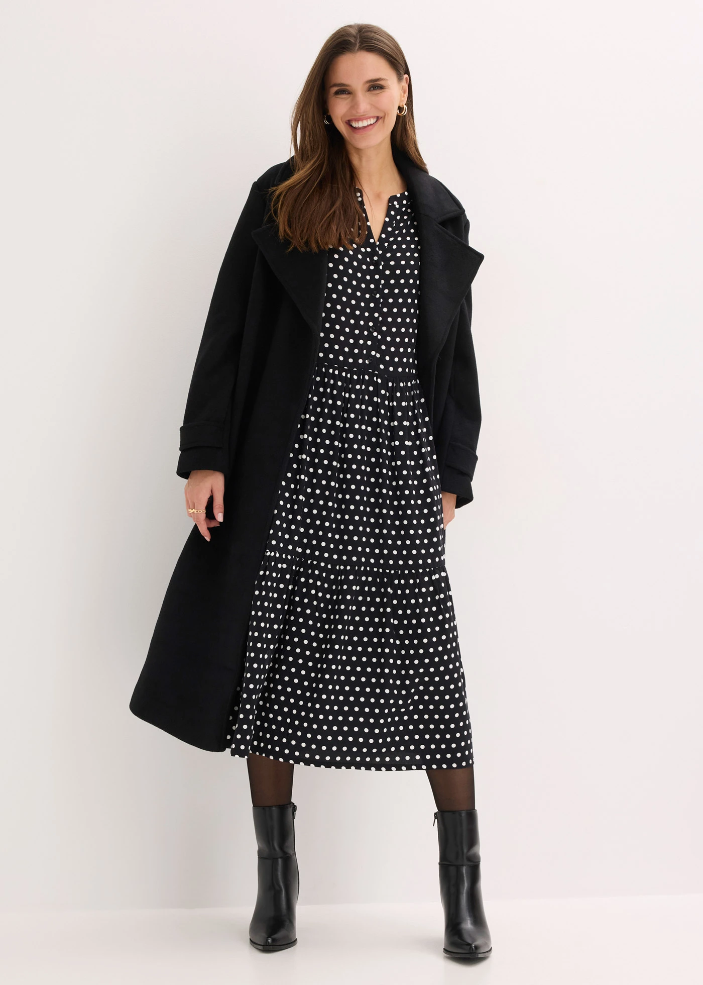 Rochie midi din viscoză fluidă • negru punctat • magazin bonprix