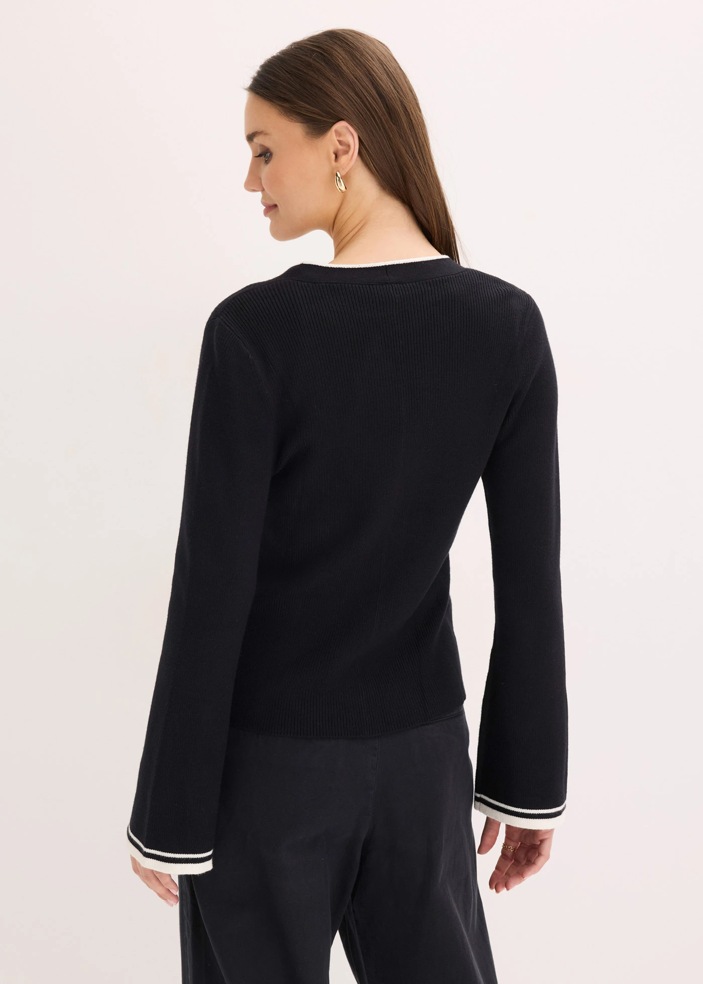 Jachetă tricotată din material ripsat cu viscoză • negru cu ecru • magazin bonprix