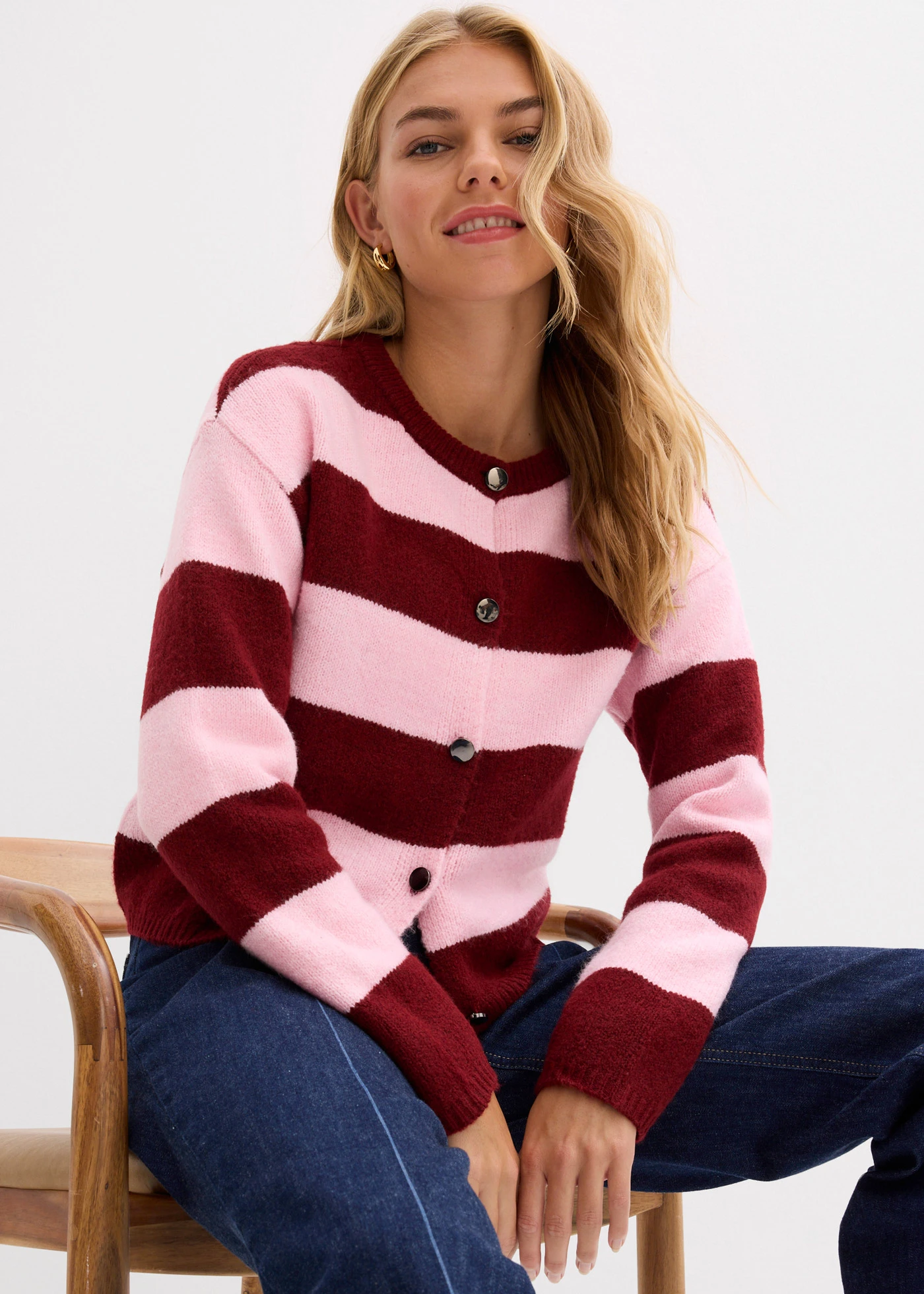 Gilet court en fine maille • rose cristal/rouge rubis rayé • Boutique bonprix