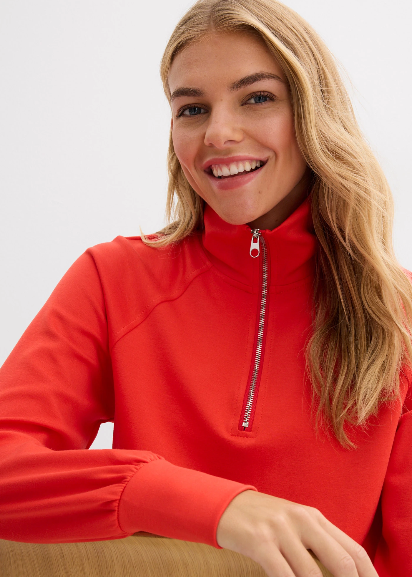 Bluza ze stójką, z miękkiego materiału scuba • truskawkowy • sklep bonprix