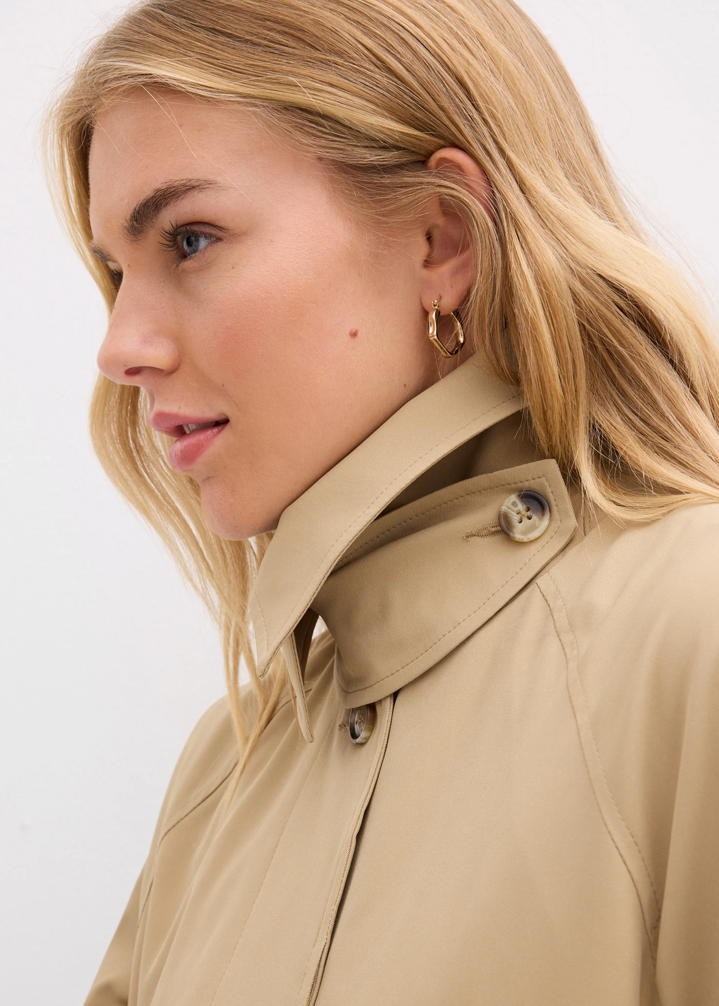 Trencz z patkami • jasnooliwkowy • sklep bonprix