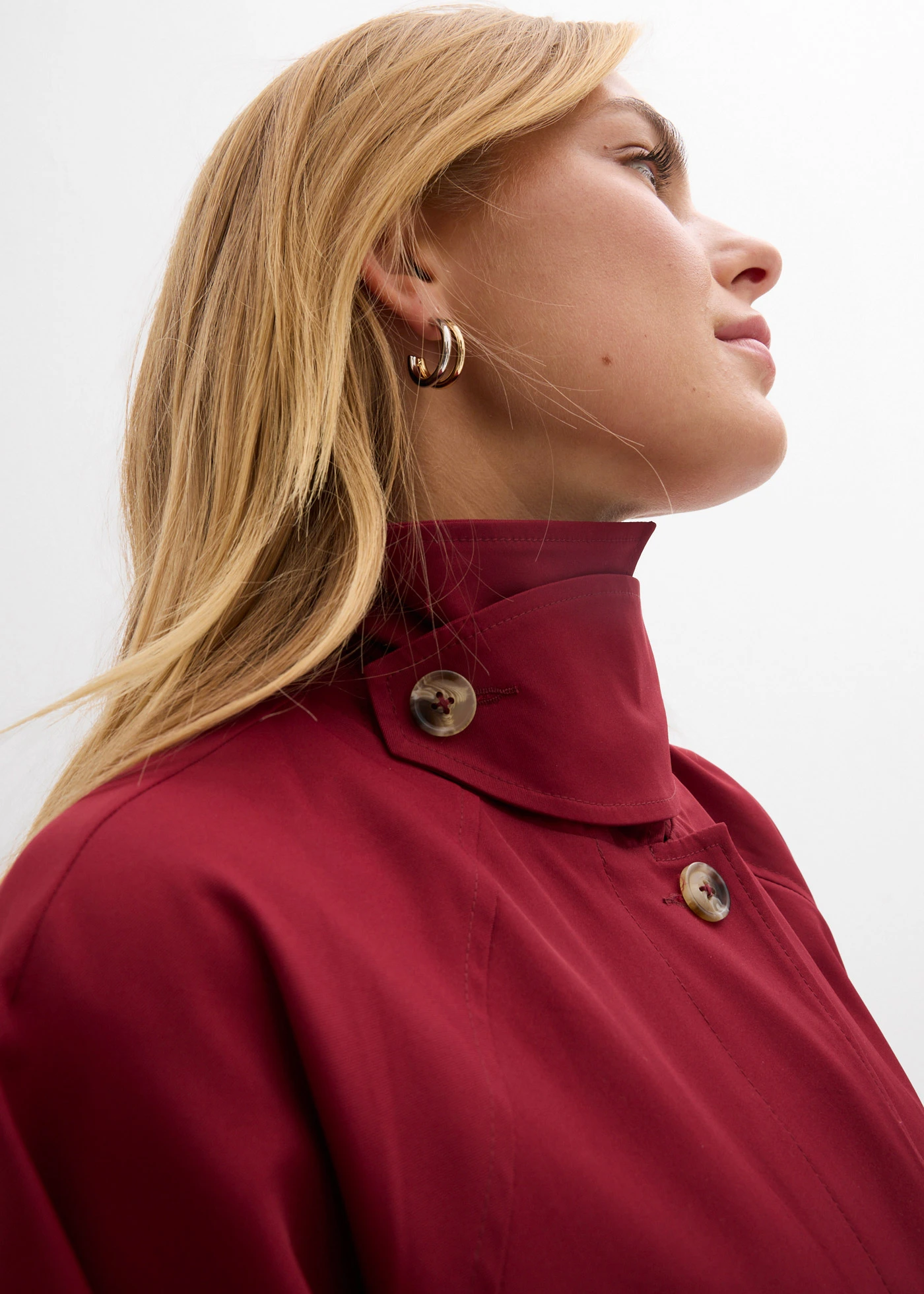 Trencz z patkami • czerwony rubinowy • sklep bonprix