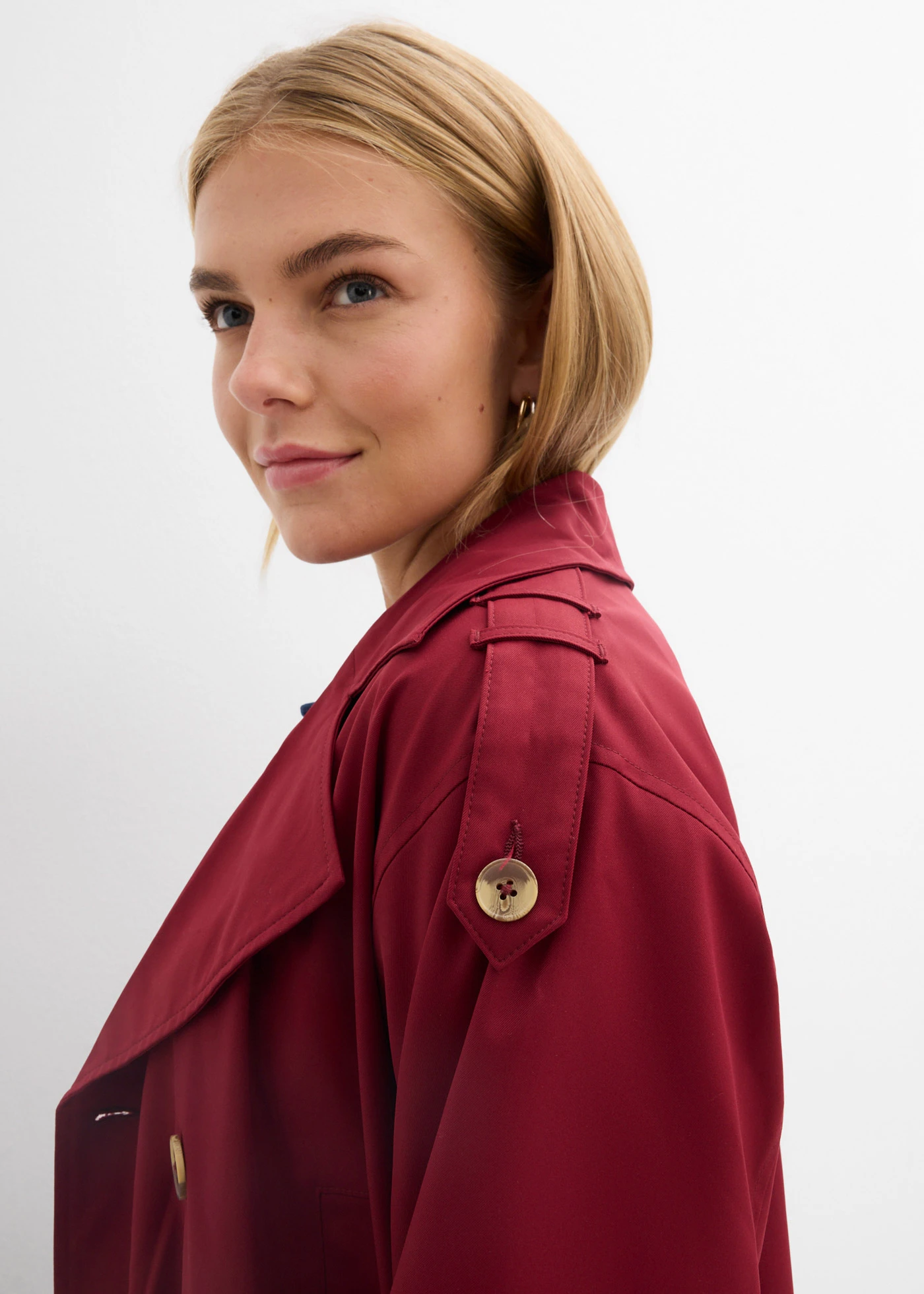 Korte trenchcoat • robijnrood • bonprix online shop