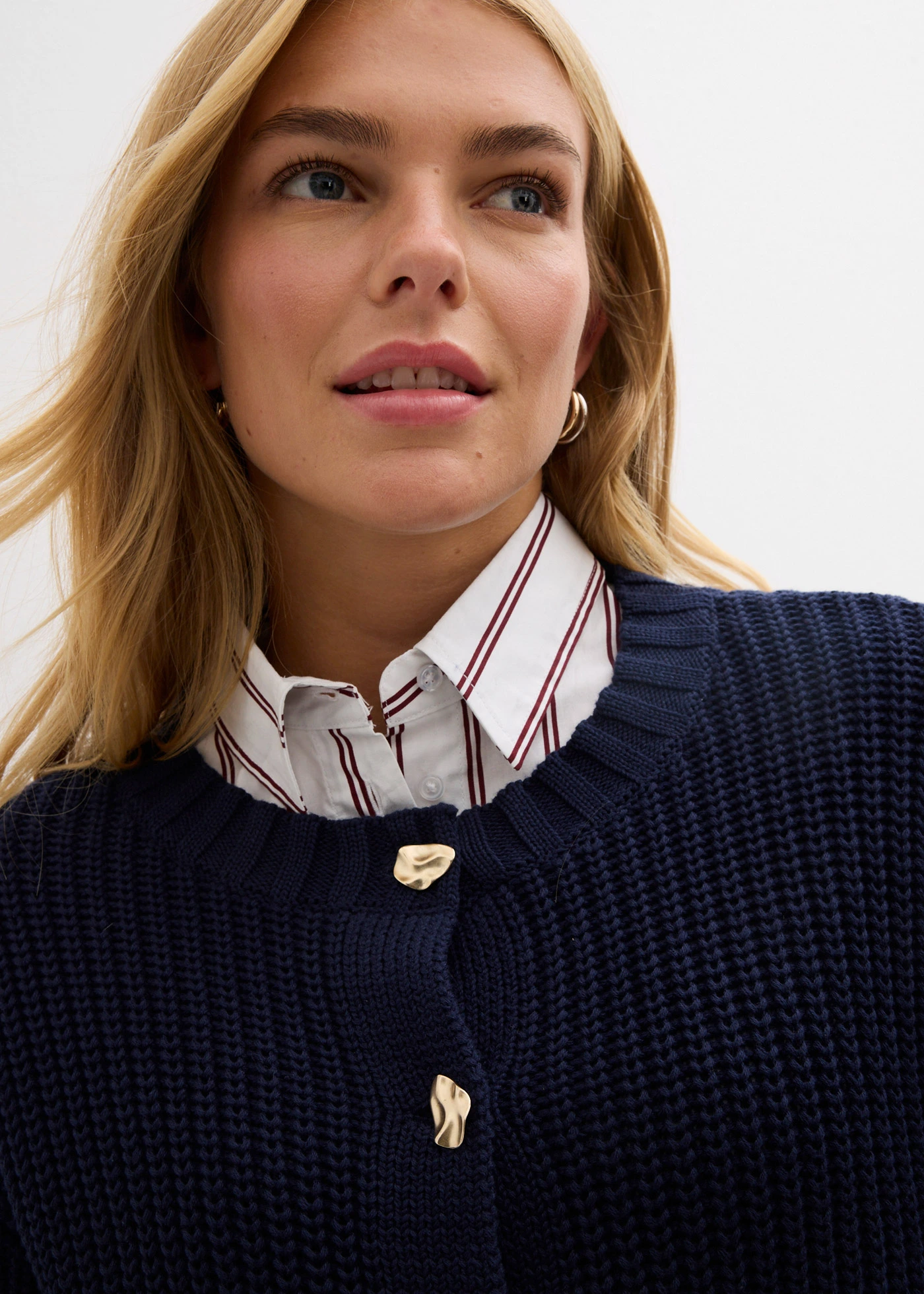 Gilet en grosse maille avec boutons martelés • bleu foncé • Boutique bonprix