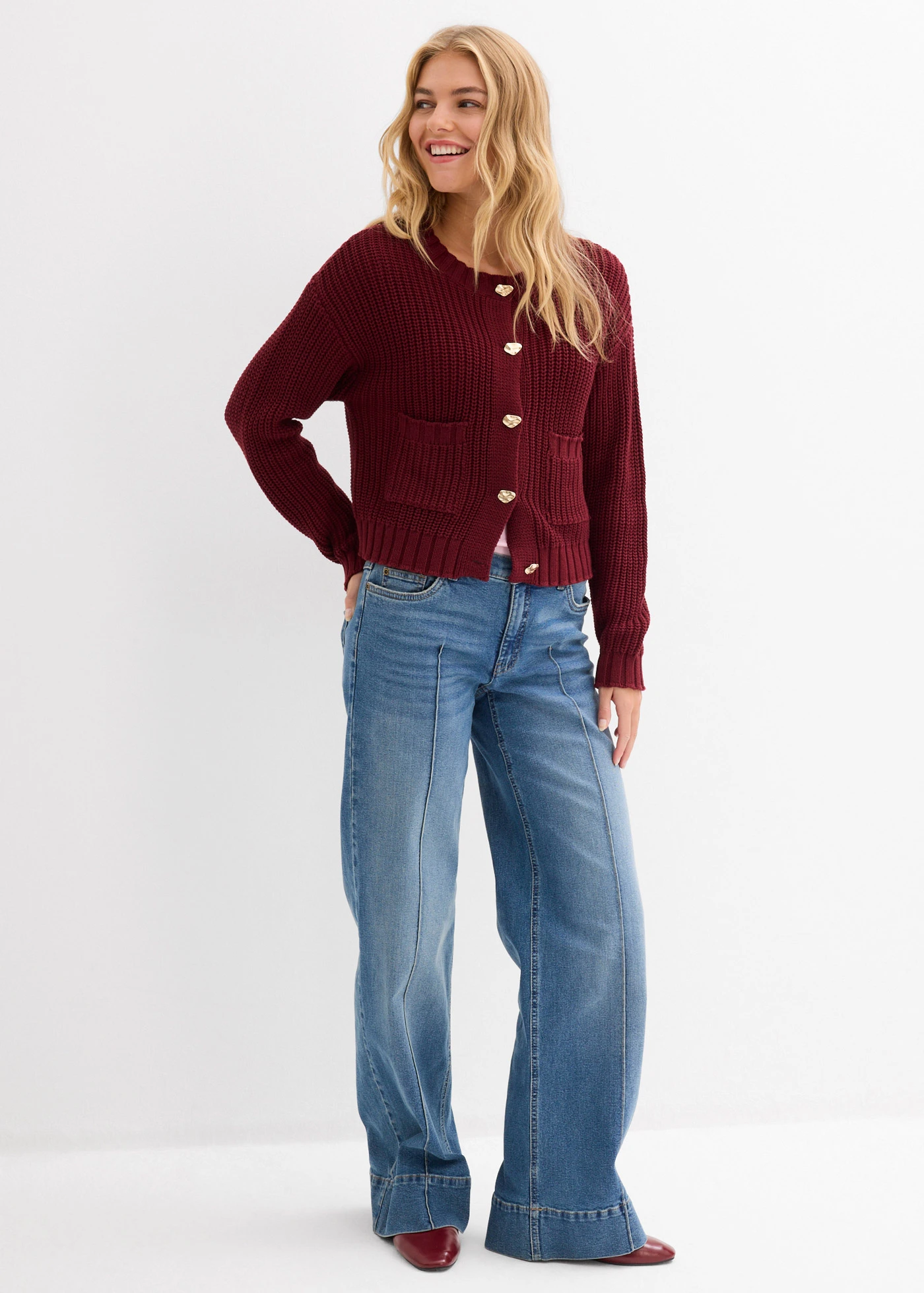 Gilet en grosse maille avec boutons martelés • rouge rubis • Boutique bonprix