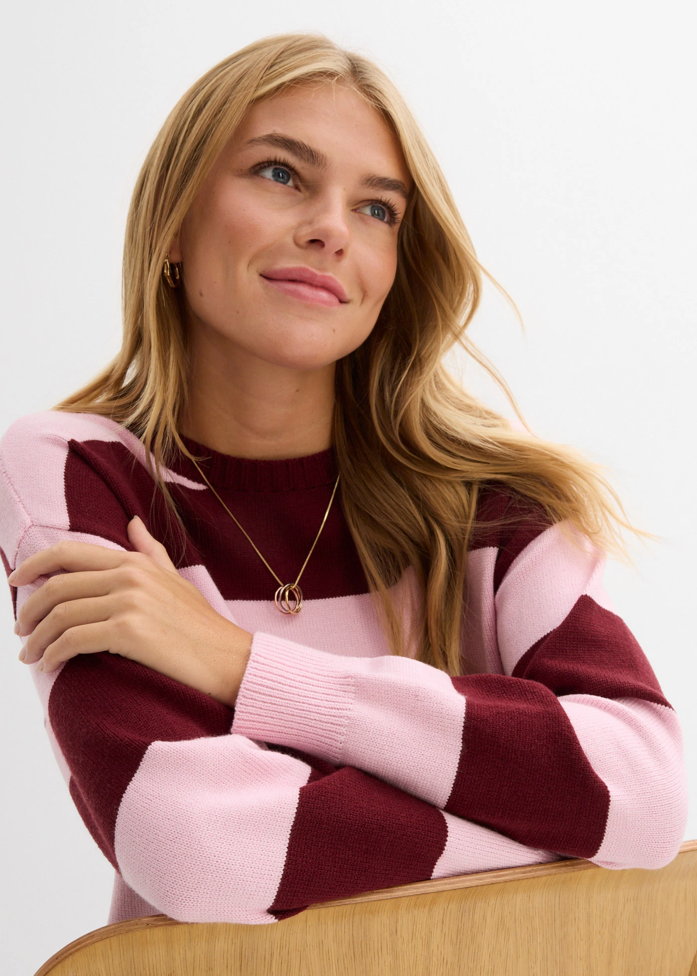 Pulover oversize din amestec moale cu viscoză • roz-cristal/roşu rubiniu dungat • magazin bonprix