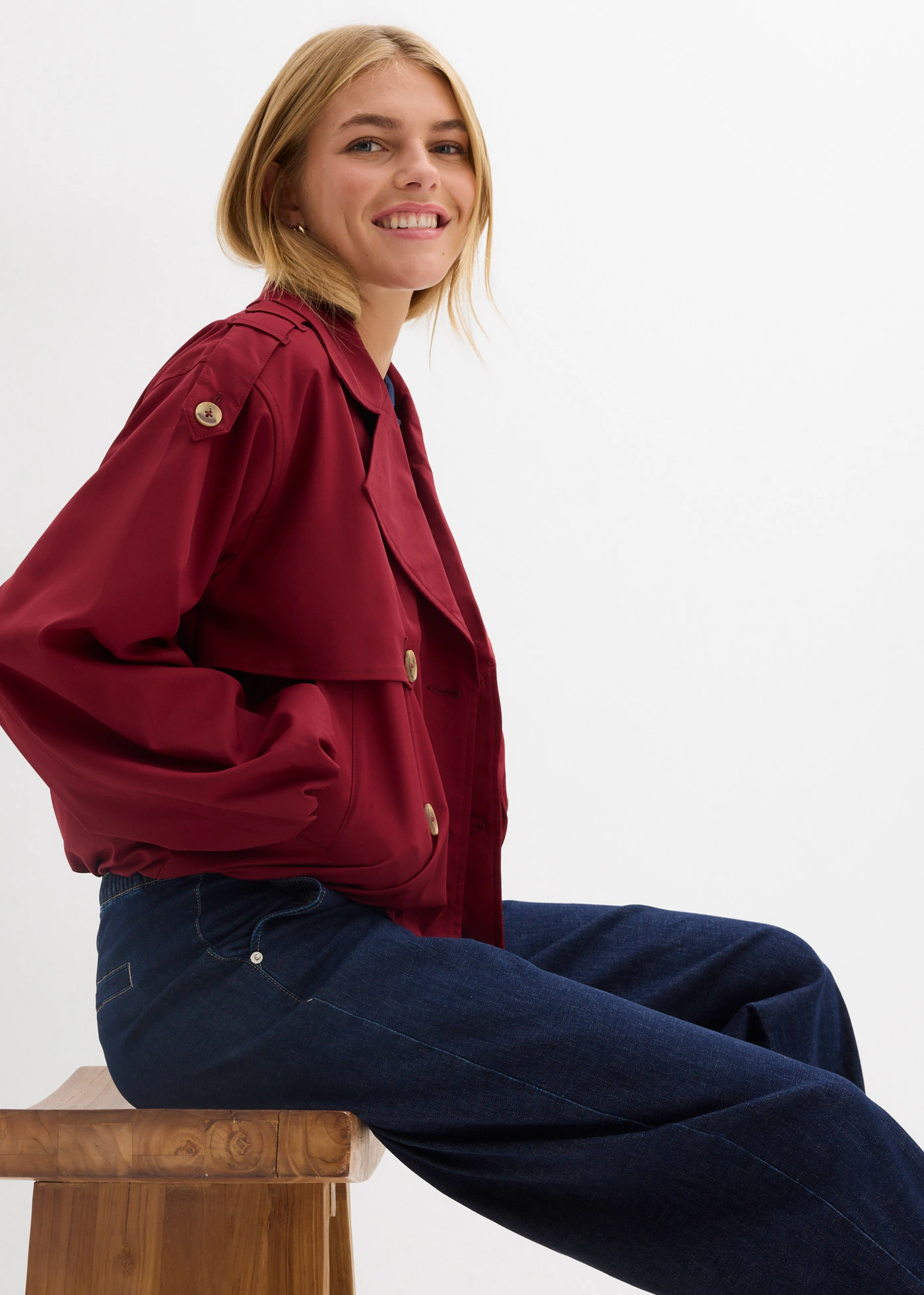 Korte trenchcoat • robijnrood • bonprix online shop