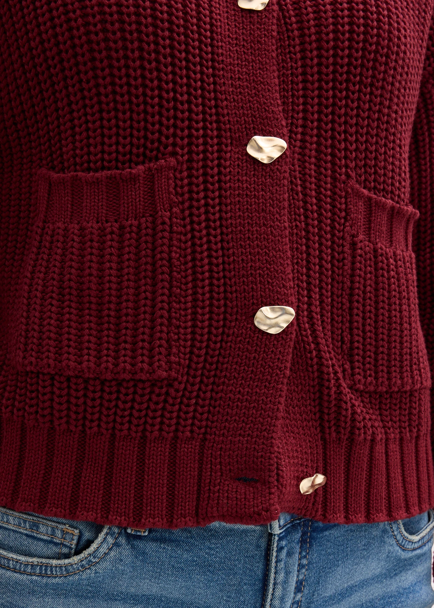 Gruby sweter z ozdobnymi guzikami • czerwony rubinowy • sklep bonprix