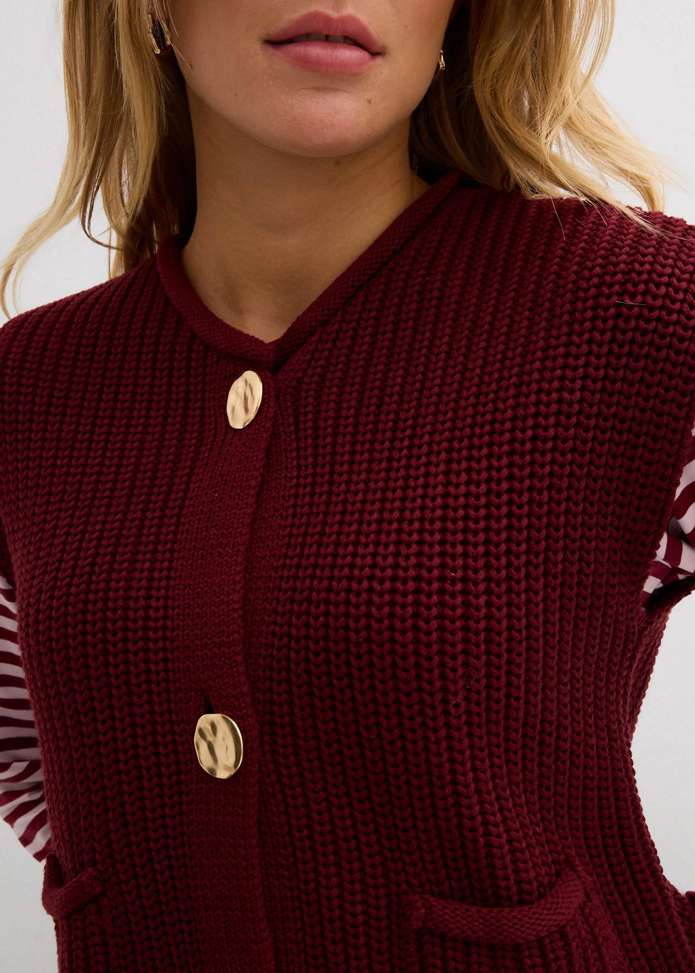 Kötött mellény zsebekkel • rubinvörös • bonprix áruház