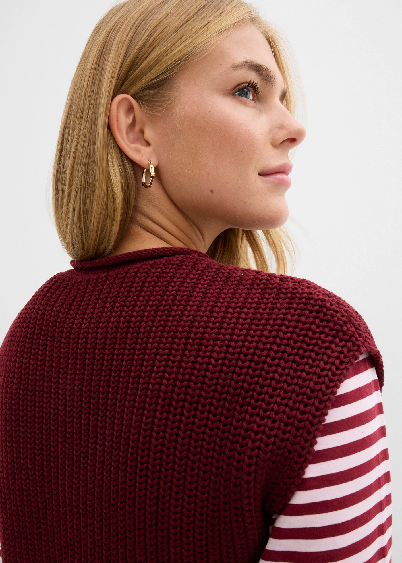 Pletená vesta s vreckami • rubínovo červená • obchod bonprix