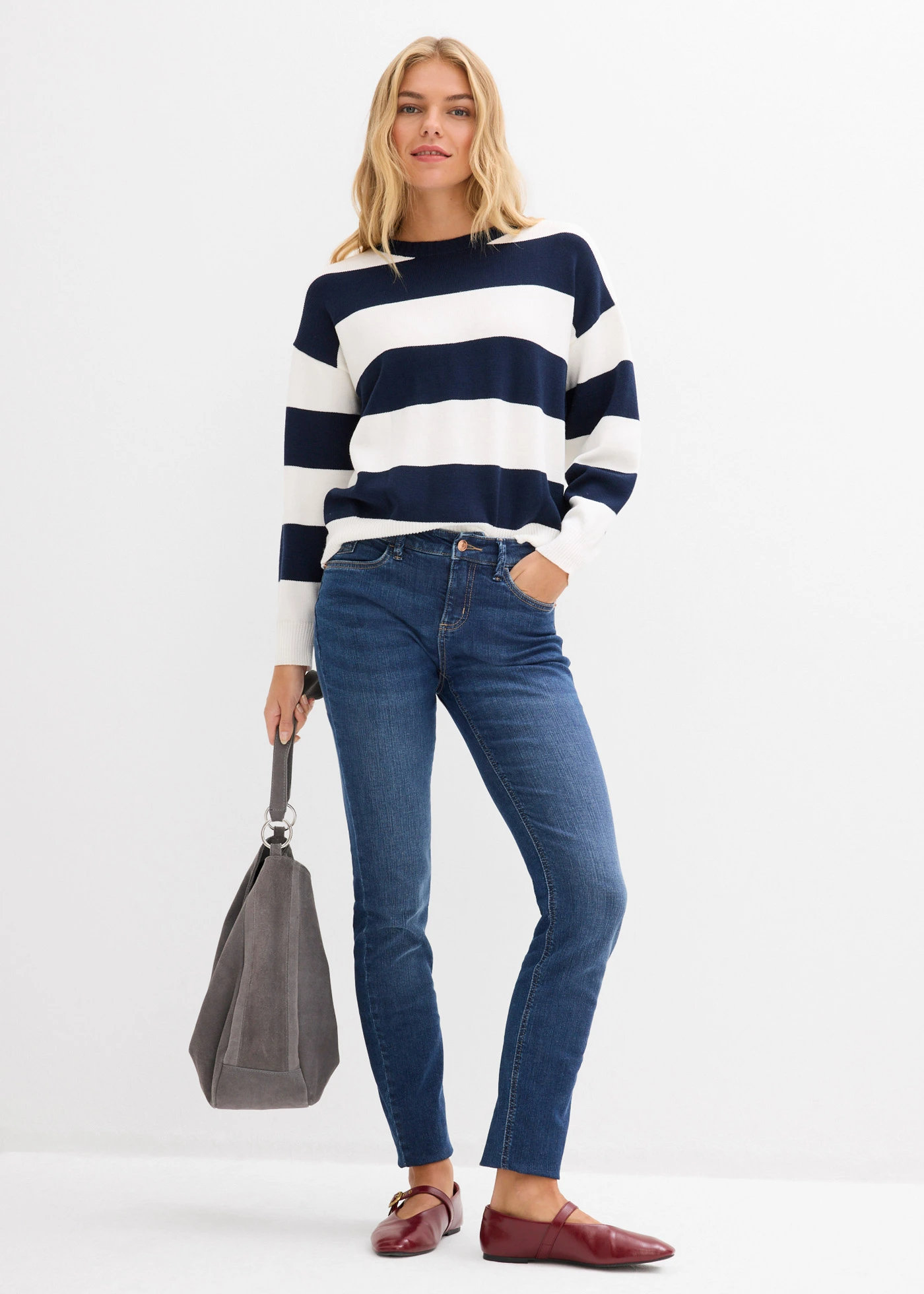 Sweter oversize z miękkiej mieszanki wiskozy • biel wełny - ciemnoniebieski w paski • sklep bonprix