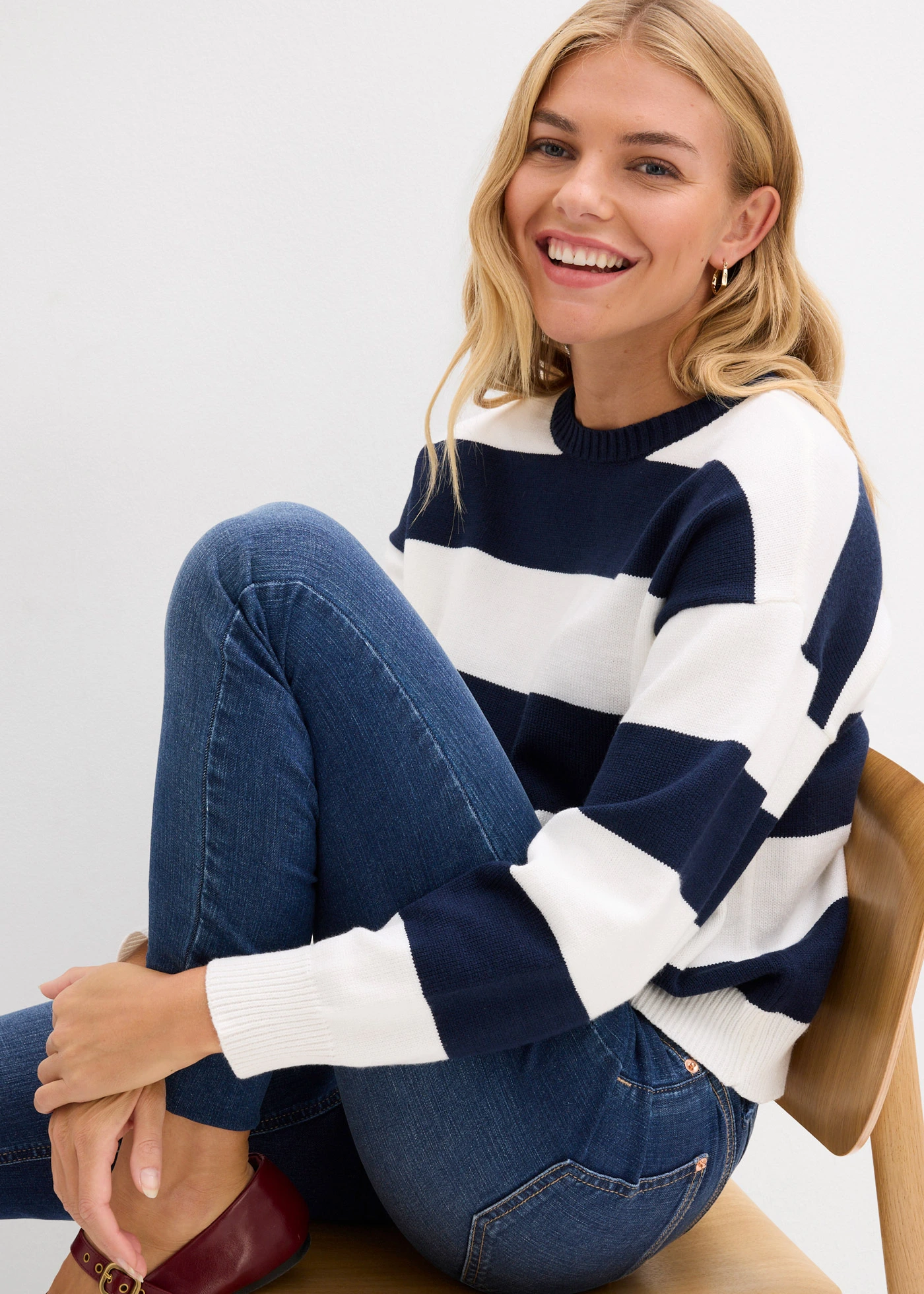 Pulover oversize din amestec moale cu viscoză • ecru/bleumarin dungat • magazin bonprix