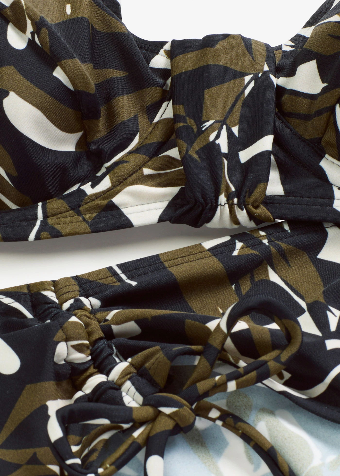 Minimizer bikini met gewatteerde bandjes (2-dlg. set) • wolwit-zwart-donkerolijfgroen gebloemd • bonprix online shop