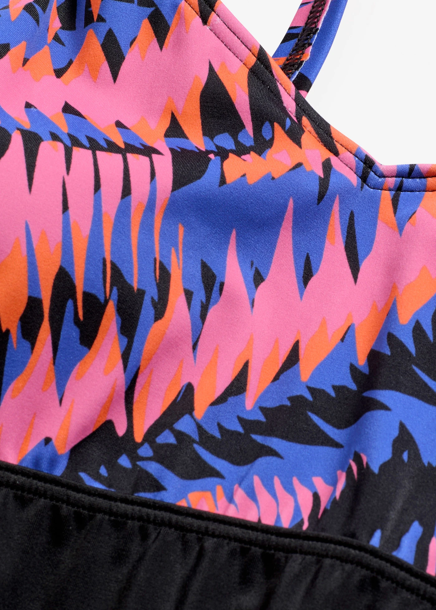 Fürdőruha szárral • fekete-grafikai mintás • bonprix áruház