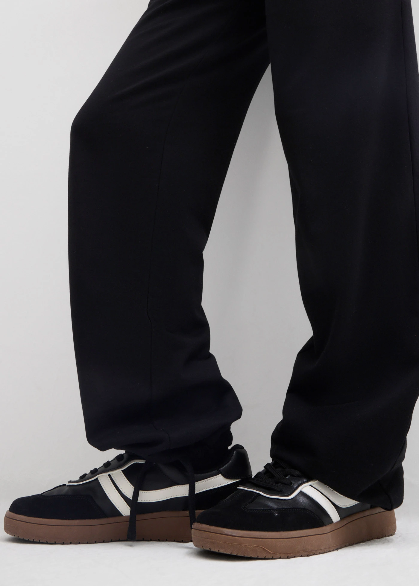 Pantaloni de gravide cu circumferință ajustabilă la tiv, 100% din bumbac organic • negru • magazin bonprix