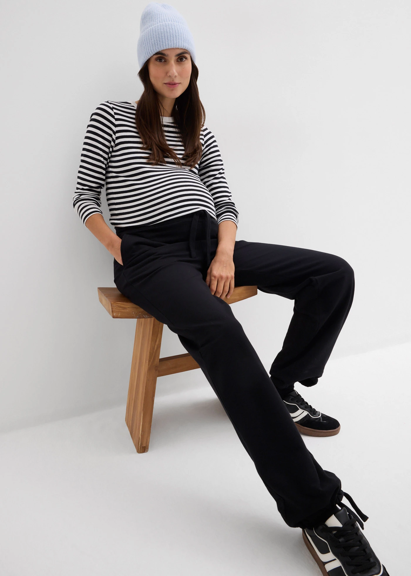 Pantaloni de gravide cu circumferință ajustabilă la tiv, 100% din bumbac organic • negru • magazin bonprix