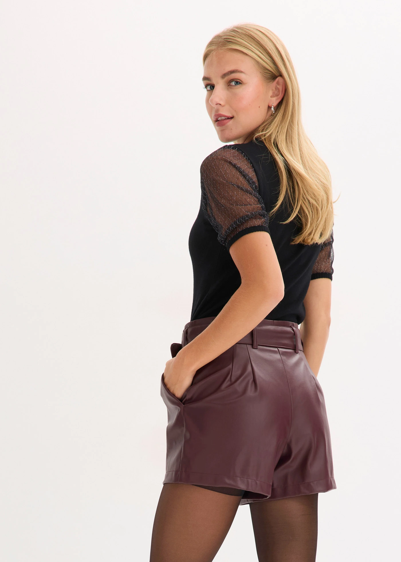 Short enduit avec ceinture • bordeaux • Boutique bonprix