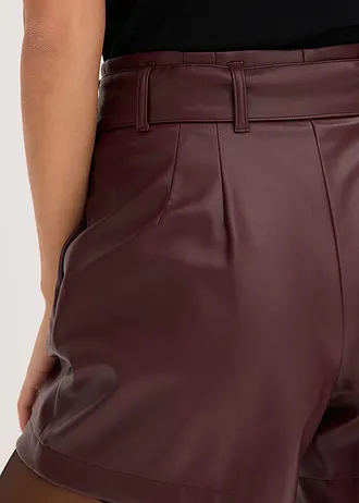 Short enduit avec ceinture • bordeaux • Boutique bonprix