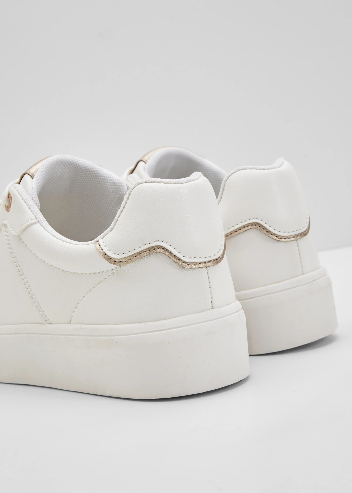 Sneakers avec première rembourrée • blanc/doré rose • Boutique bonprix