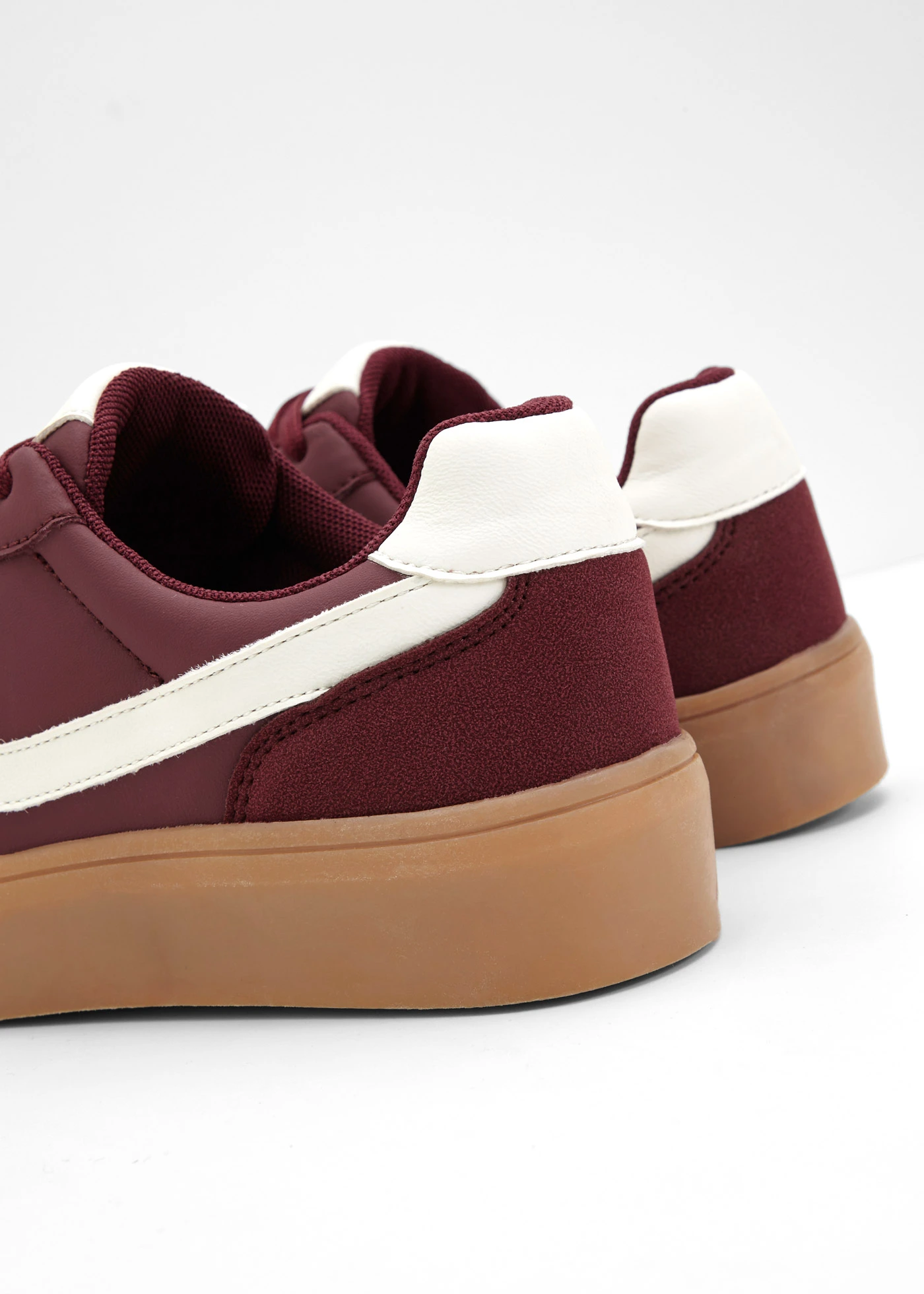 Plateau sneakers in retrolook • robijnrood-parelwit • bonprix online shop