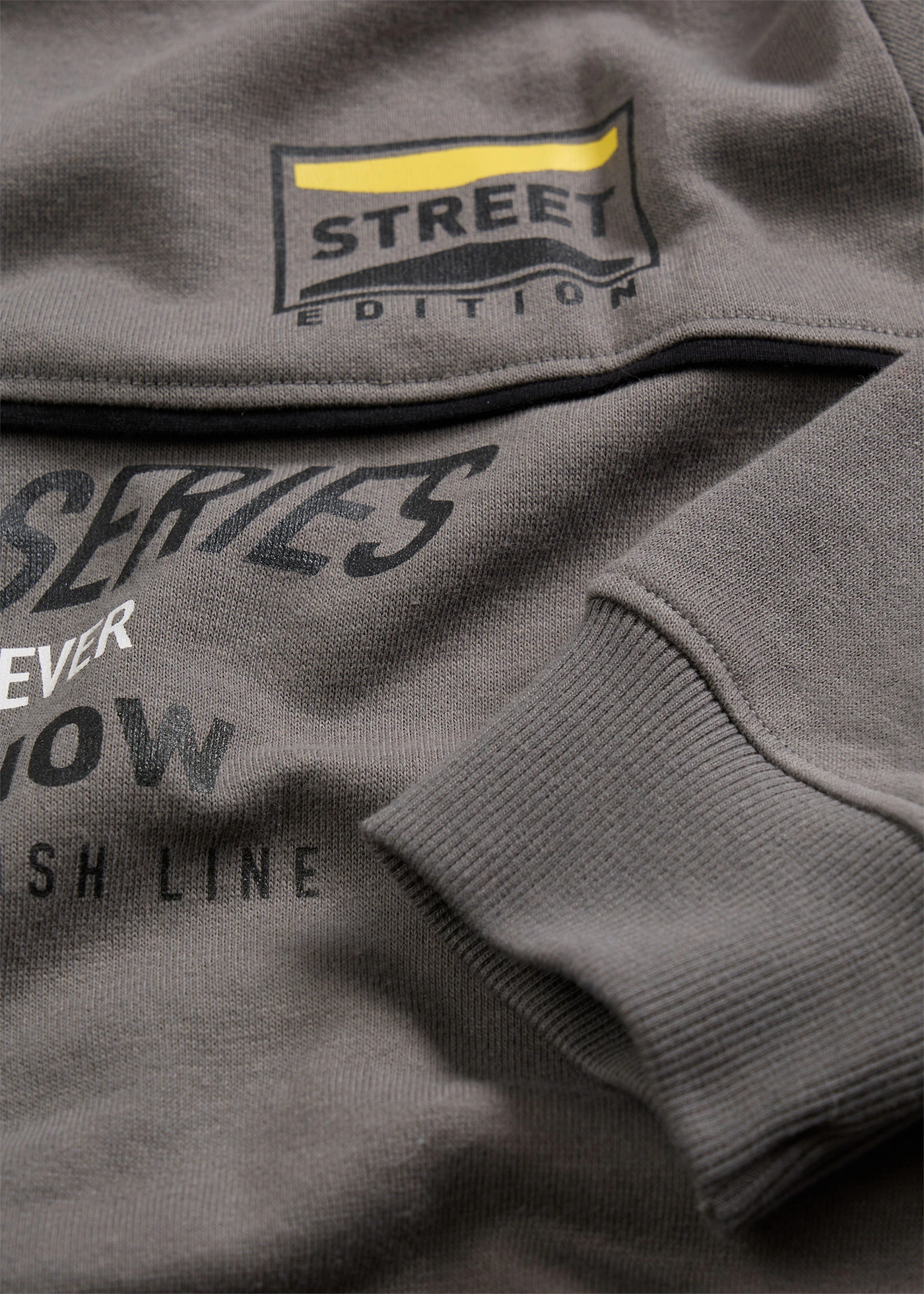 Mikina z měkké bavlněné směsi • kouřově šedá s potiskem • bonprix obchod