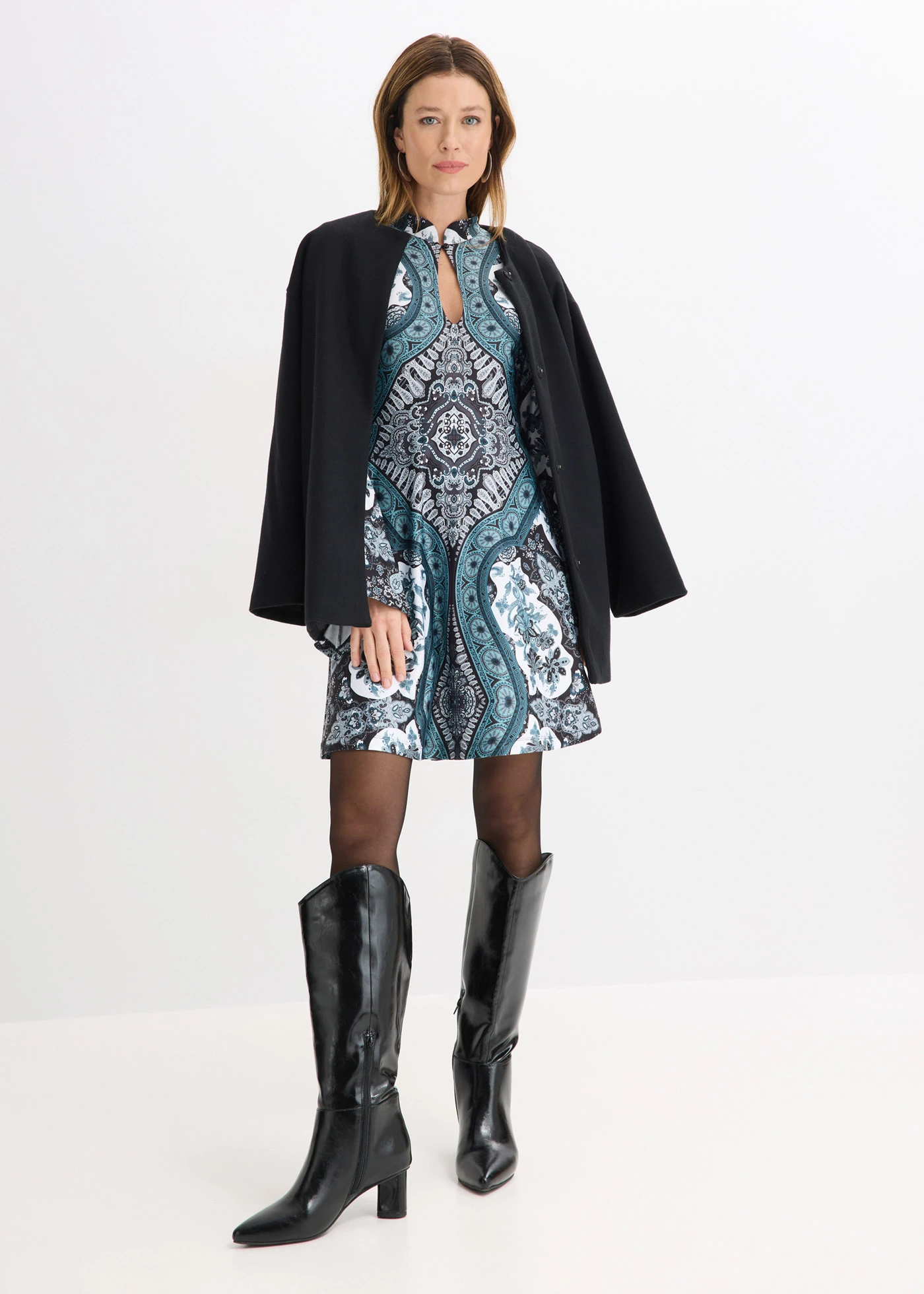 Jersey jurk met opstaande kraag en volantmouwen • zwart/wit/donkergroen gedessineerd • bonprix online shop