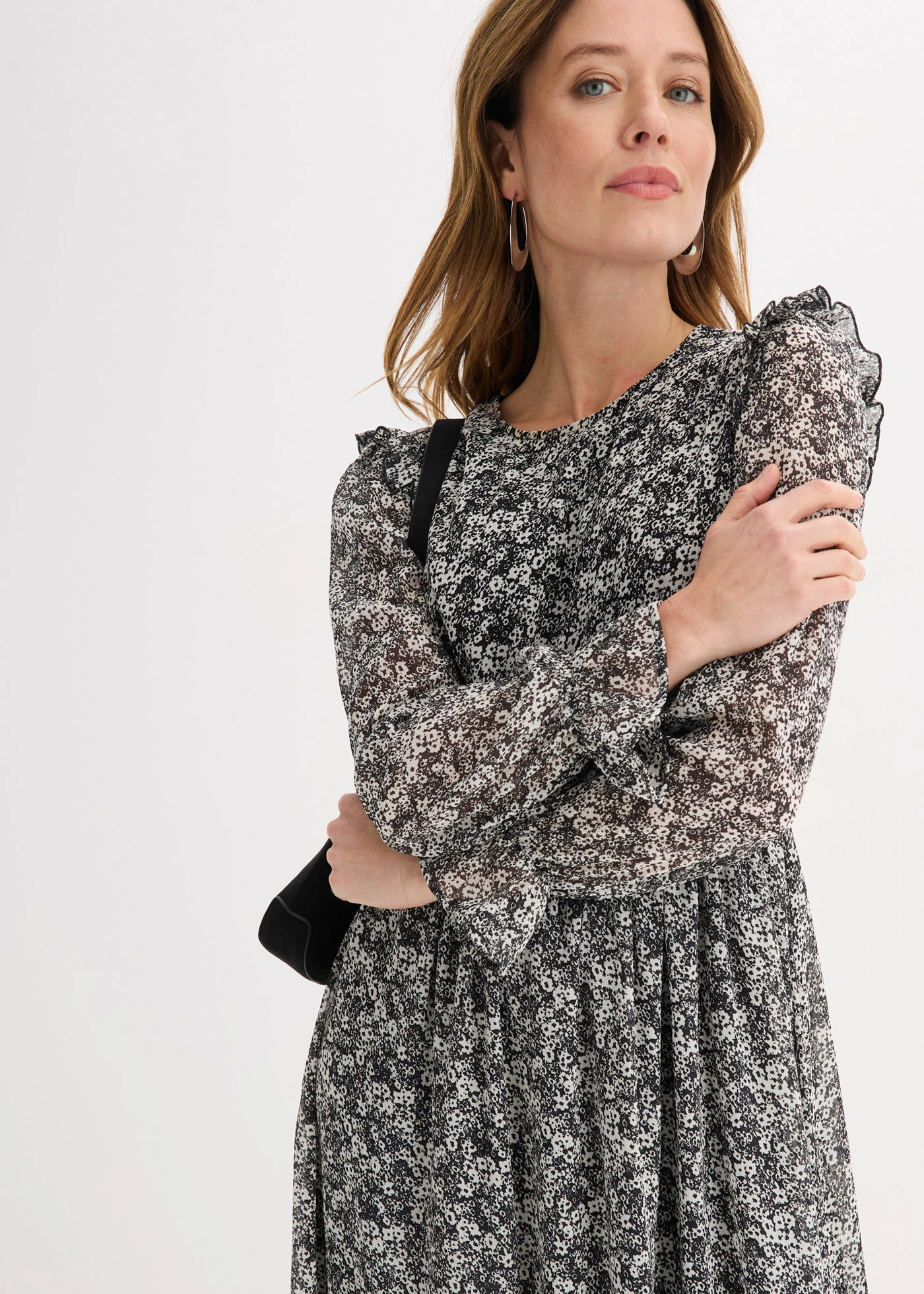 Robe midi à volants • noir-blanc floral • Boutique bonprix