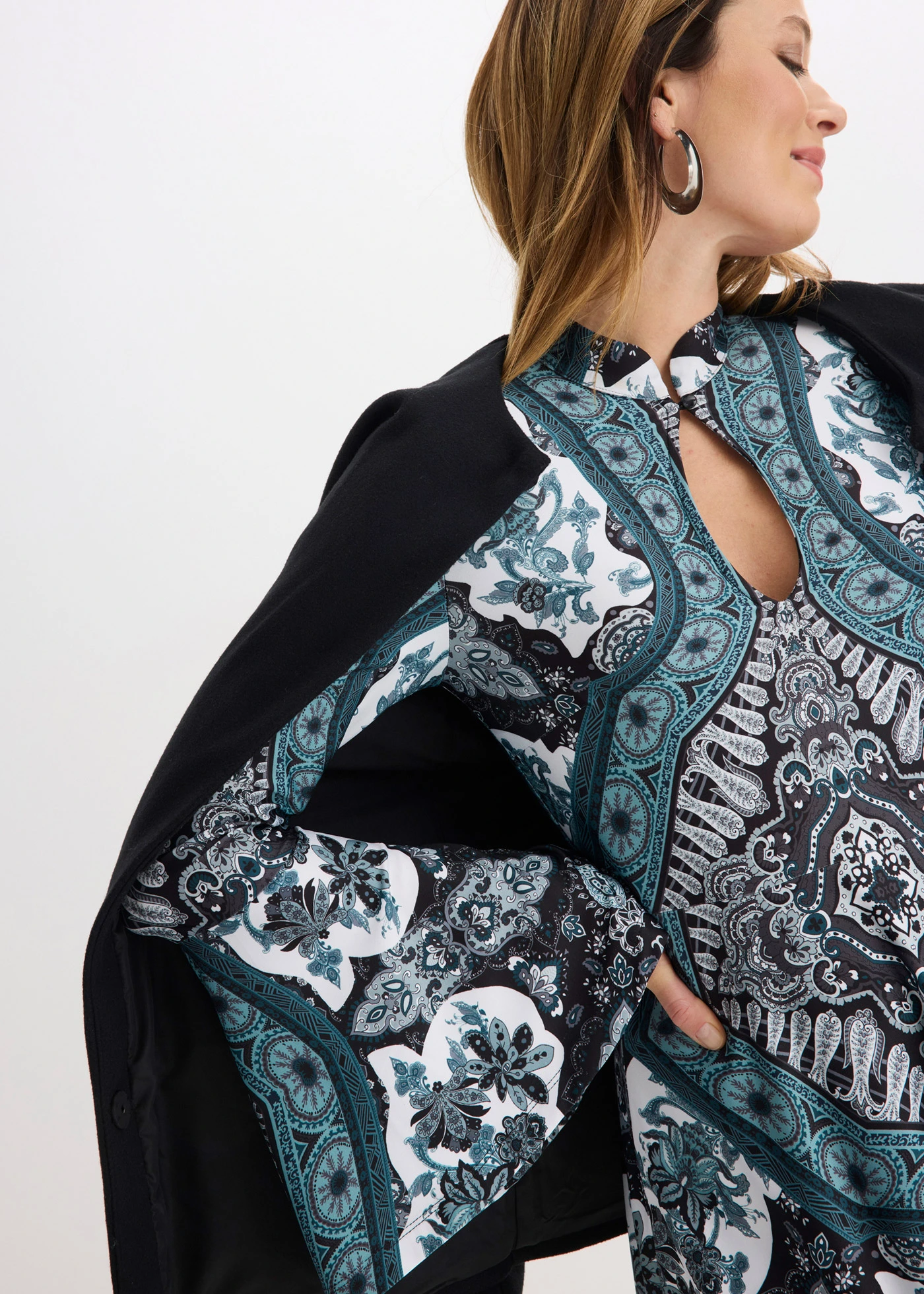 Jersey jurk met opstaande kraag en volantmouwen • zwart/wit/donkergroen gedessineerd • bonprix online shop