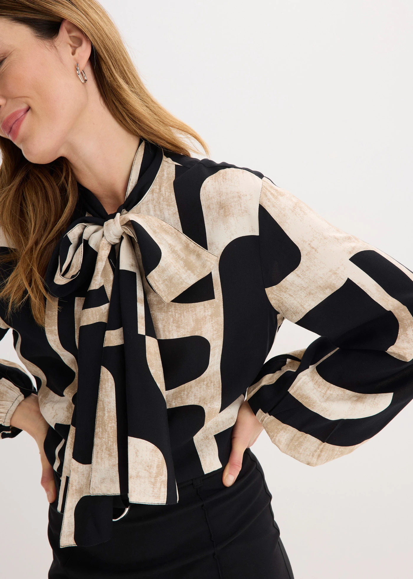 Blouse met strik van soepelvallende viscose • zwart-crème grafische print • bonprix online shop