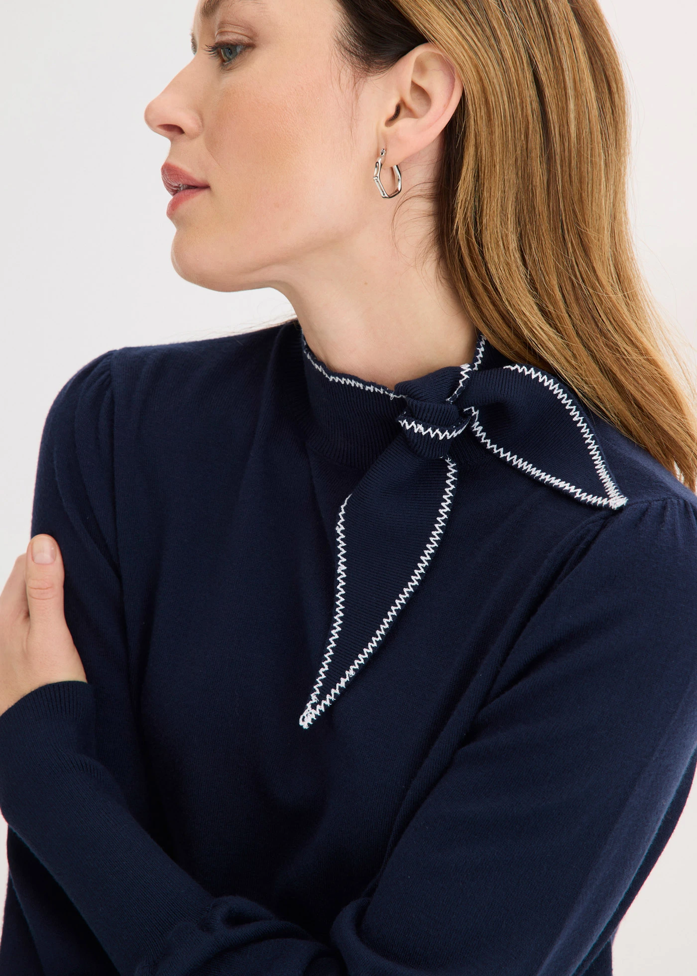 Pulover din material cu viscoză • bleumarin/alb • magazin bonprix