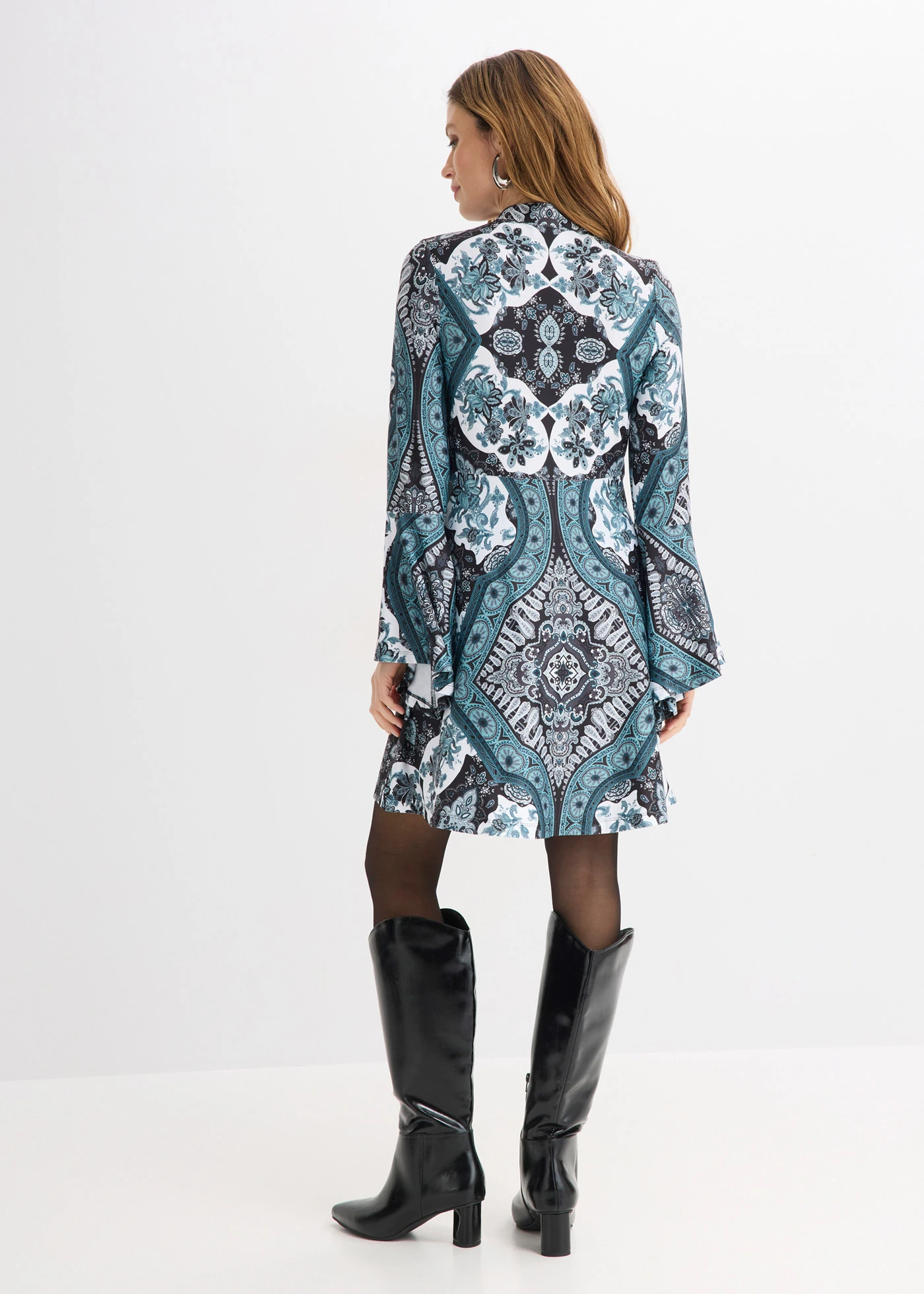 Žerzejové šaty se stojáčkem a volánovými rukávy • černo-bílo-tmavě zelená s potiskem • bonprix obchod