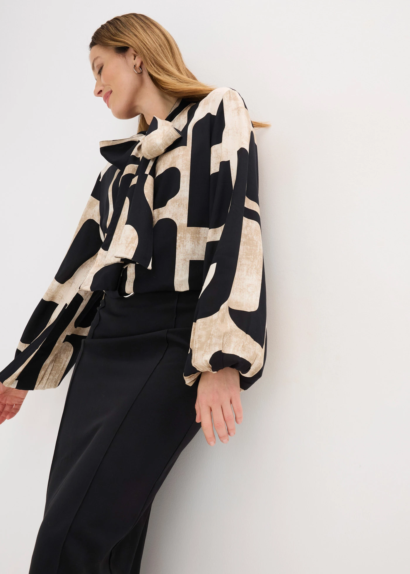 Blouse met strik van soepelvallende viscose • zwart-crème grafische print • bonprix online shop