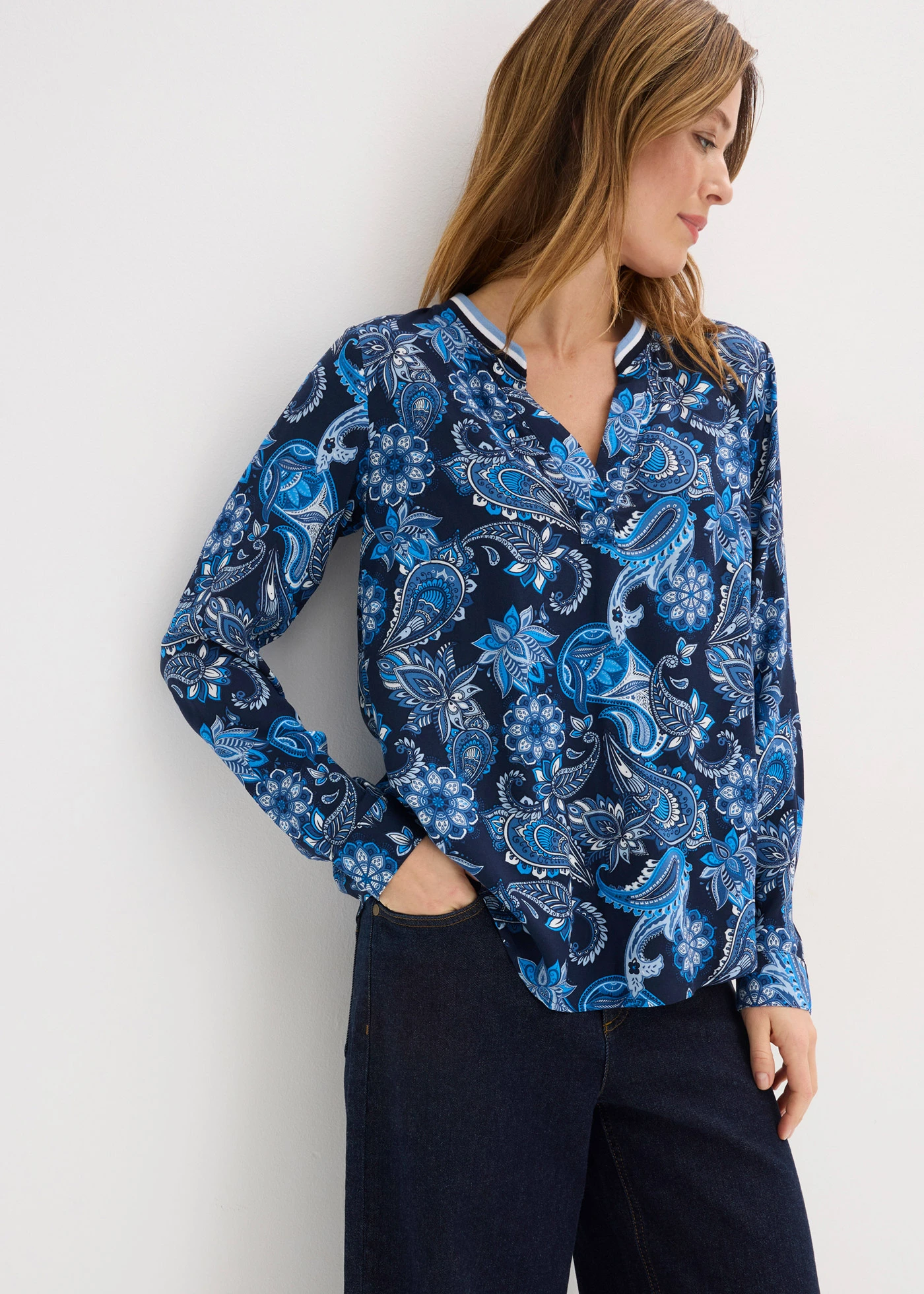 Blouse en viscose fluide • bleu foncé/bleu moyen paisley • Boutique bonprix