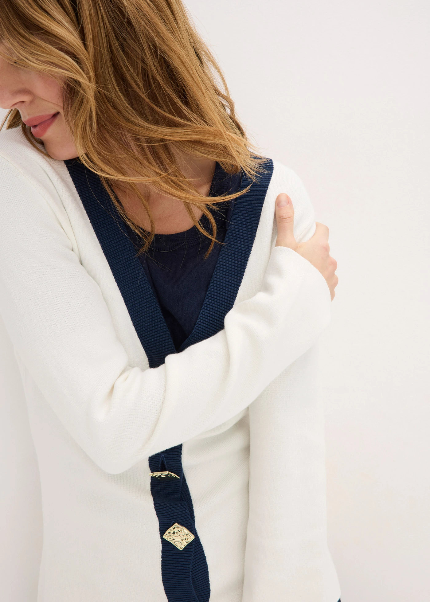 Gilet en maille • écru-bleu foncé • Boutique bonprix