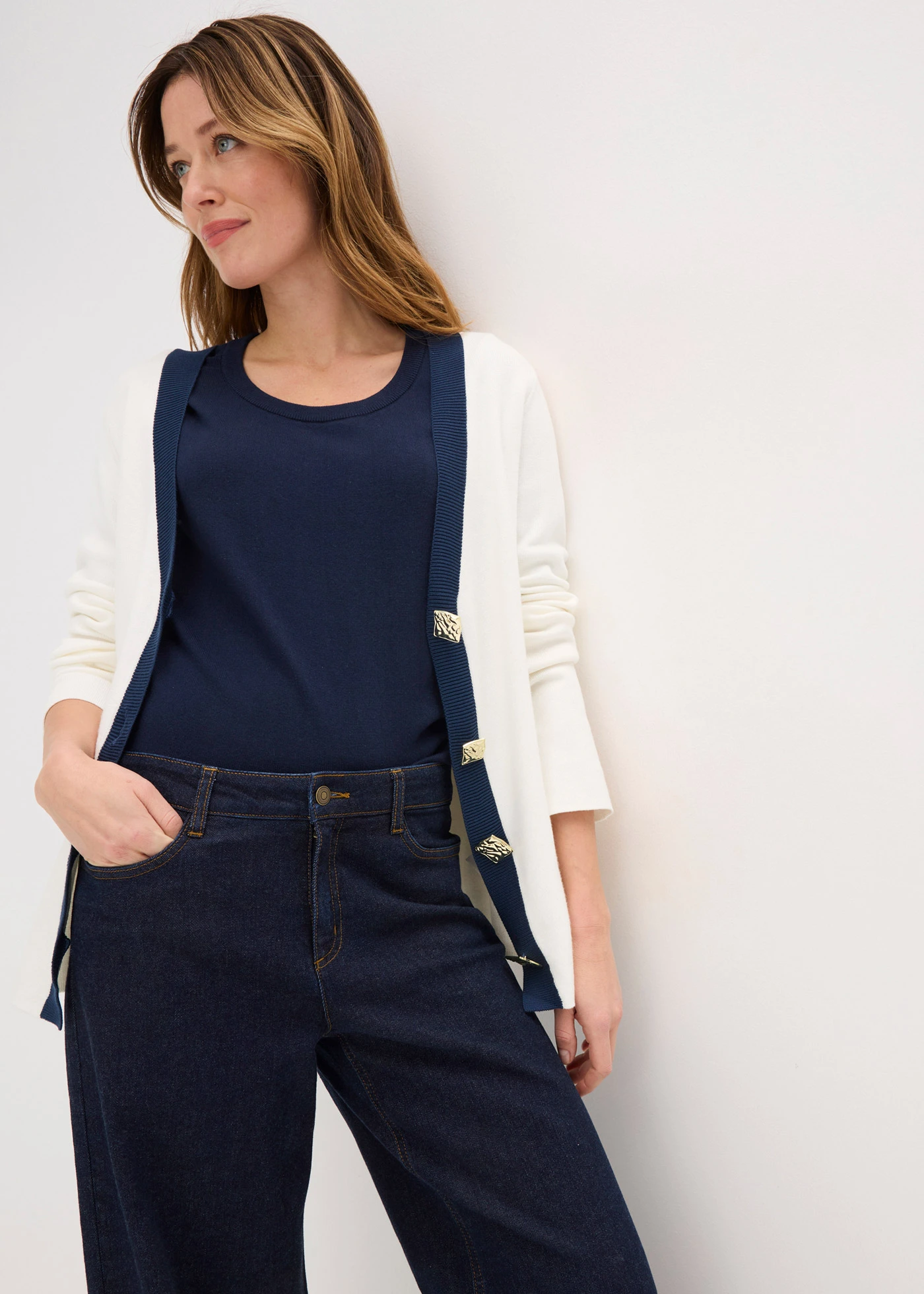 Jachetă tricotată • ecru/bleumarin • magazin bonprix