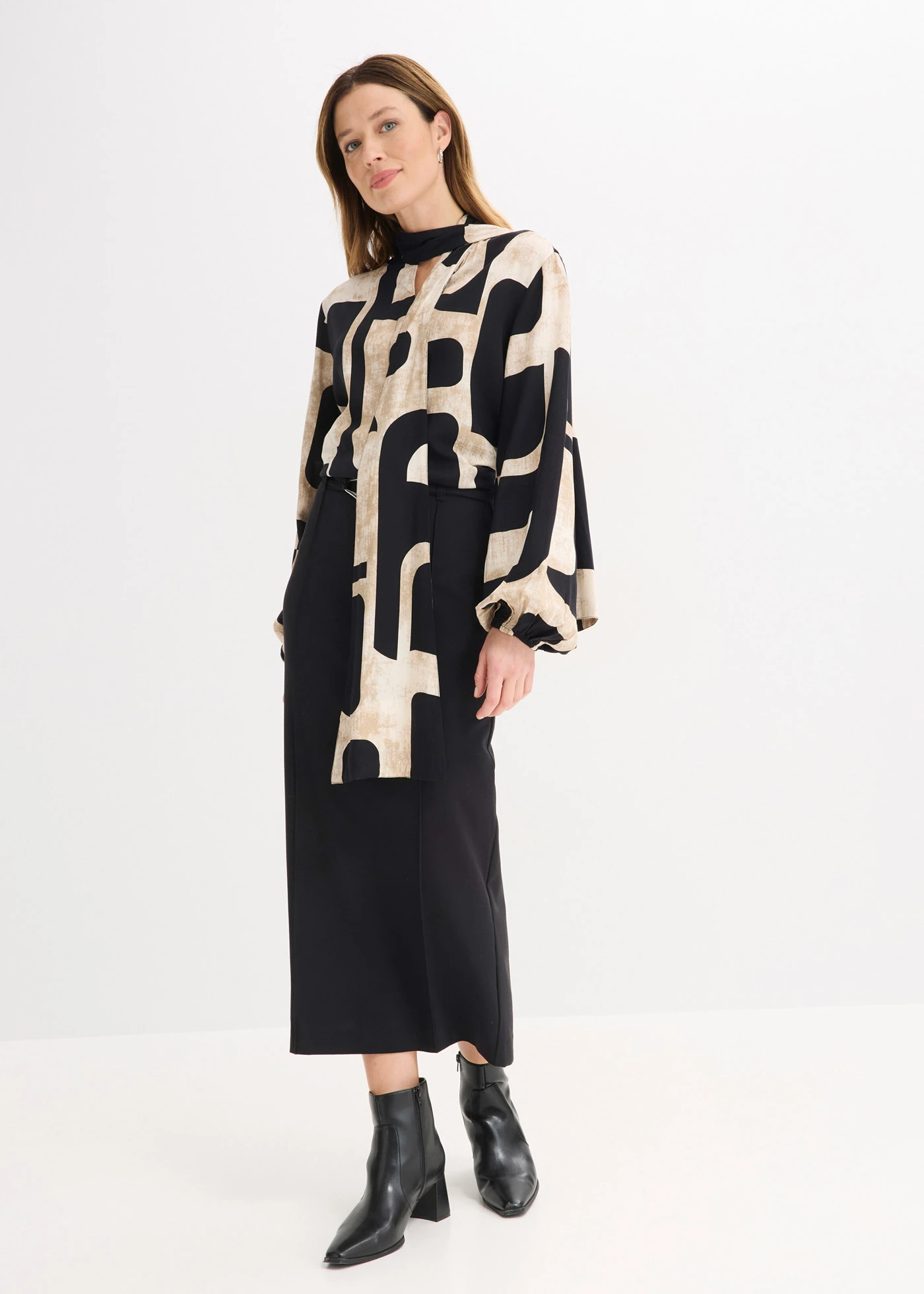 Blouse met strik van soepelvallende viscose • zwart-crème grafische print • bonprix online shop