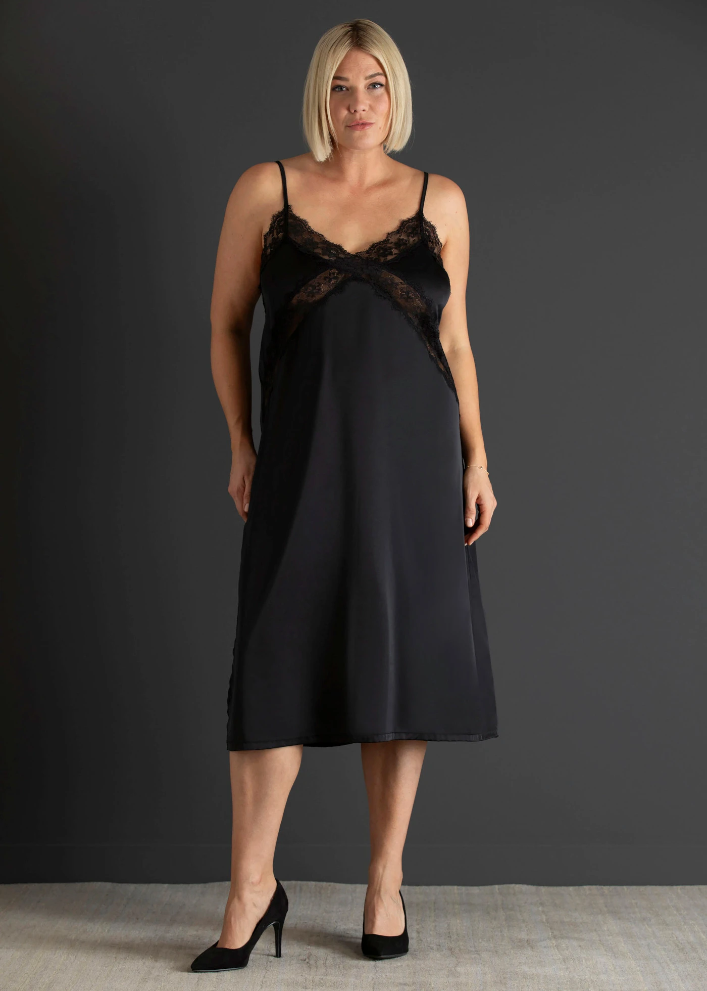 Neglijeu din satin, cu dantelă fină • negru plus size • magazin bonprix